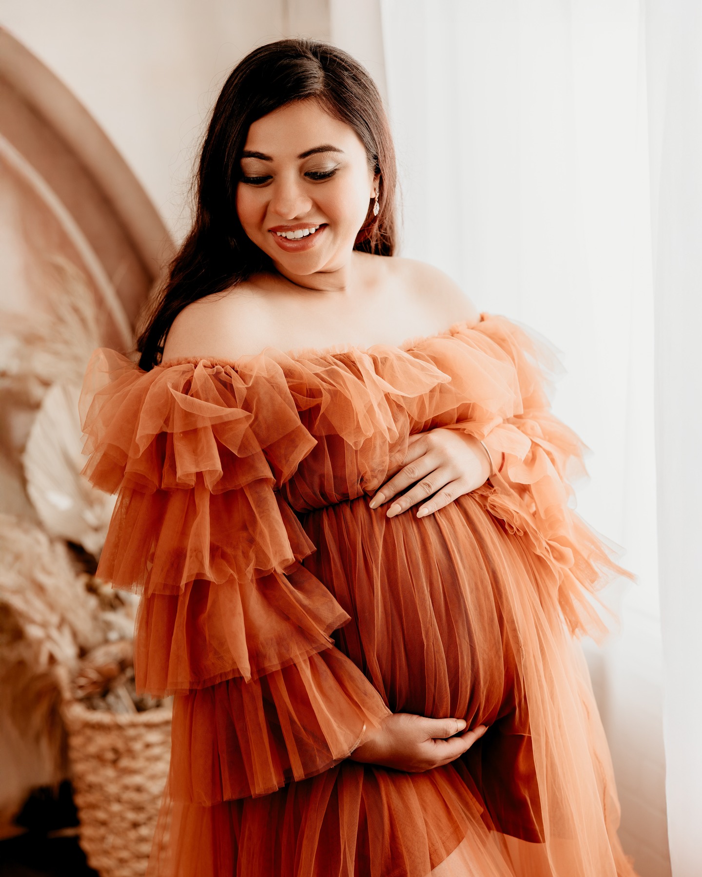 ๐ Styled With Care
From flowy gowns to delicate textures, every detail of your maternity session is styled with warmth and artistry. Iโll make sure you feel as beautiful as you truly are.