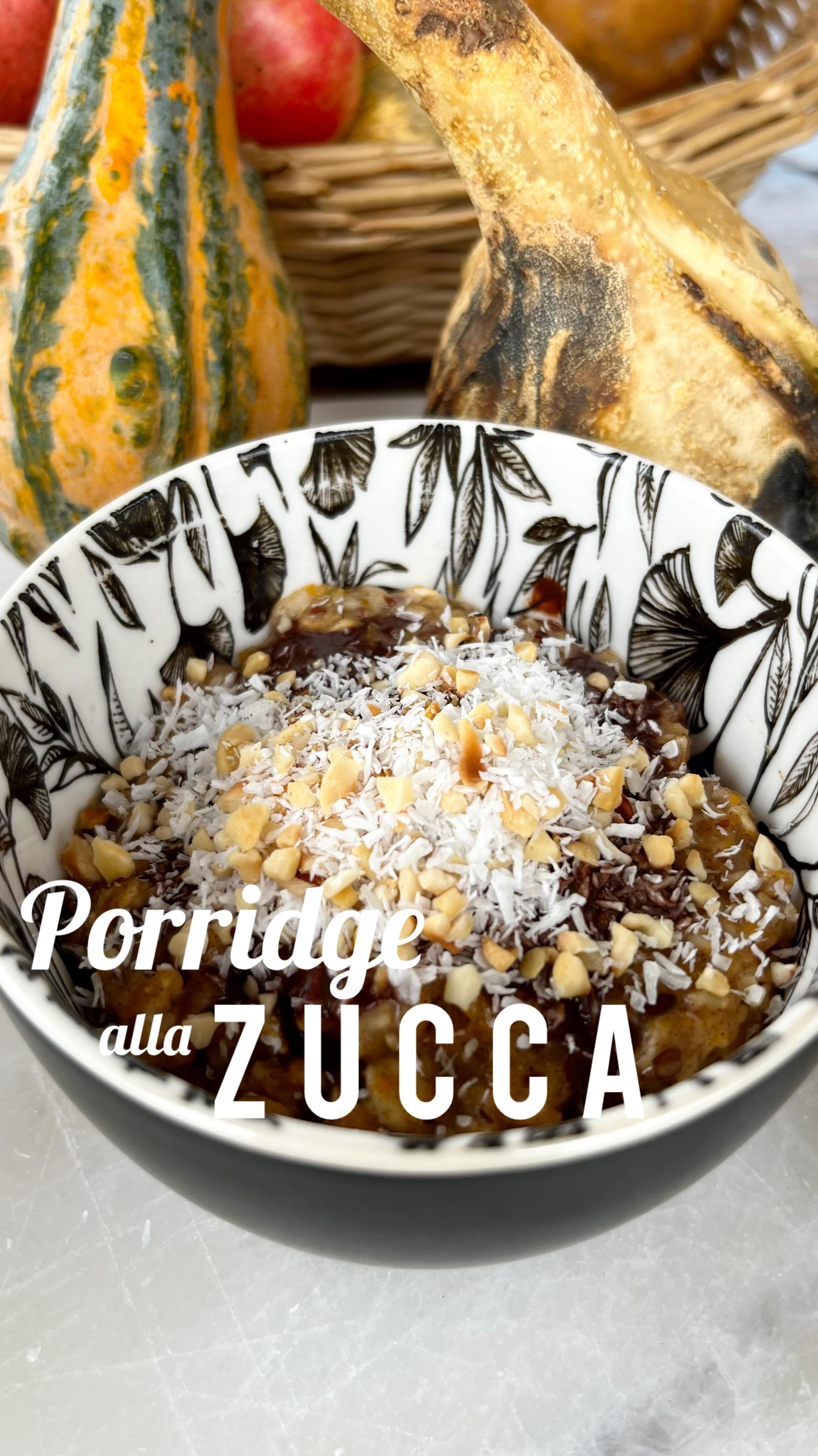 ✨ Porridge alla ZUCCA con cremina al cacao ✨
Una coccola d’autunno perfetta per la colazione o la merenda 🍁
{Prima mi raccomando seguimi qui 👉 @valigiainfarinata per non perderti nemmeno una ricetta}
🥣 Ingredienti per il porridge:
• 110 g di zucca cotta
• 50 g di fiocchi di avena
• 210 g di latte vegetale
• 15 g di semi di lino tritati
• 1 cucchiaino di cannella
🍫 Per il topping:
• 5 g di cocco rapé
• 10 g di granella di nocciole
• 2 cucchiaini di cacao amaro
• 1 cucchiaino di sciroppo d’acero
• Un goccio d’acqua
Fai cuocere la zucca intera o già tagliata. Io ho utilizzato la friggitrice ad aria @cosori.it : funzione roast per 12 minuti (io l'ho messa intera, se tagliata a pezzi potete cuocere meno).
Mescola in una ciotola avena, semi di lino, latte, cannella e polpa di zucca.
Cuoci in microonde per 3-4 minuti alla massima potenza (copri la ciotola per evitare fuoriuscite).
Nel frattempo prepara la cremina al cacao: unisci cacao, sciroppo d’acero e poca acqua fino a ottenere una consistenza liscia.
Versa il porridge in 3 ciotoline e completa con la cremina, la granella di nocciole e il cocco rapé.
Puoi gustarlo subito, oppure conservarlo in frigo e scaldarlo 1 minuto la mattina dopo e guatati la tua colazione ! 🧡
Mandami una foto se crei questo piatto e io ti ripubblico nelle mie storie.
Lasciami un ♥️ per sostenermi.
#mangiaresano #gift #friggitriceadaria
#trapentoleevaligie #valigiainfarinata
#porridge #colazionesana #colazionedolce #foodphotoshοοt #ricettesane #ricettafacile #colazionefattaincasa #autumnvibes #pumpkinporridge #porridgeallaZucca #healthybreakfast #colazionegenuina #ricettavelocissima #breakfasttime #foodbloggeritalia #ricetteautunnali #veganbreakfast #italyifοοd #plantbased #fitfooditalia #fοοdstyling