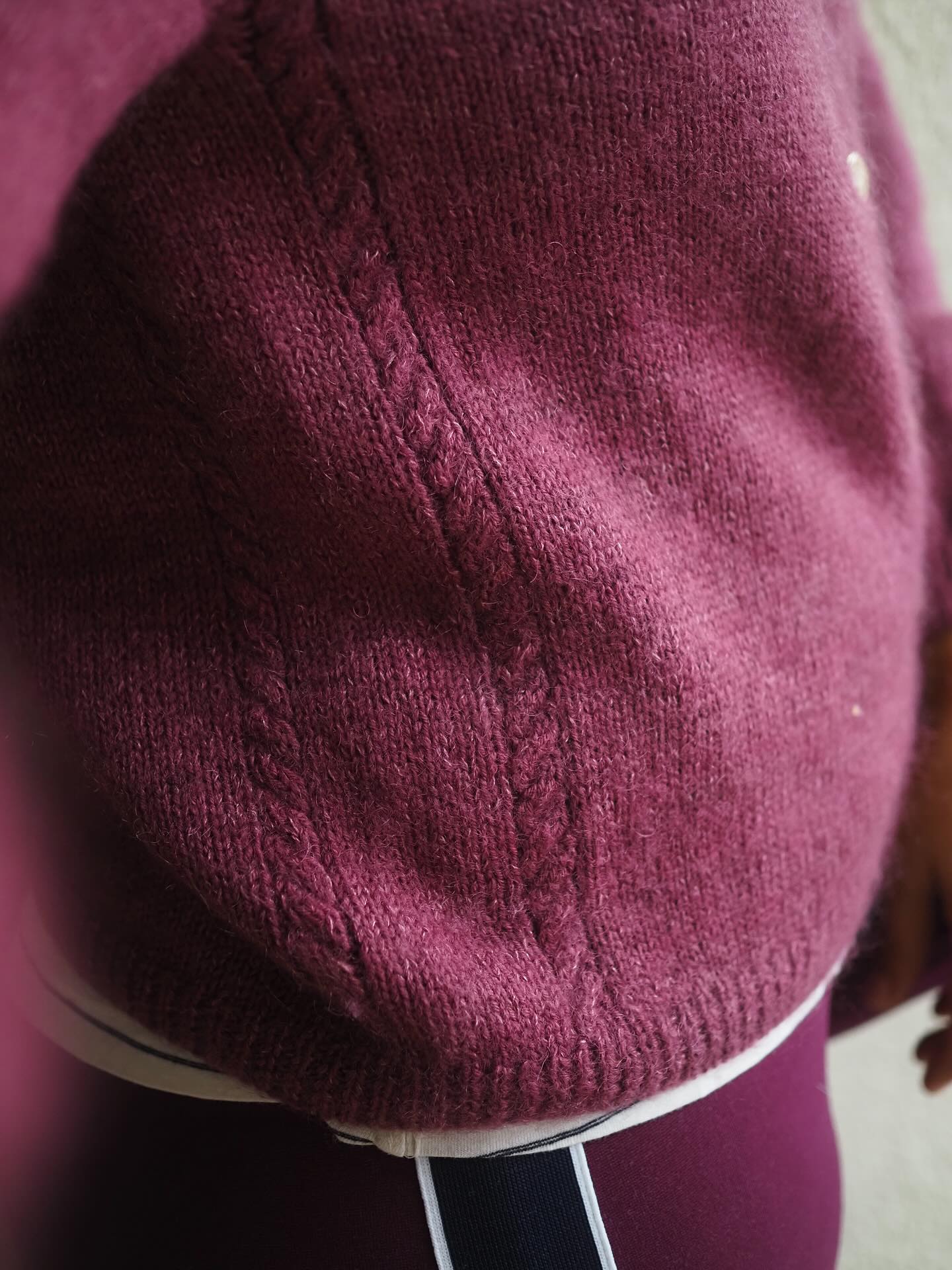 M a j o r e l l e c a r d i g a n
Il est à la fois classique et rempli de petits détails … torsades, patte de boutonnage en jersey double, petit col double.
Il s’accorde très bien avec une jupe, un jeans, une robe … et aujourd’hui c’était avec un pantalon esprit jogging.
🐿️ Retrouvez La Fiche tricot en 9 tailles en français et en anglais sur Ravelry et www.AtelierEmilie.com
Fils . @yarnbysimone
.
.
#atelieremilie #ateliermiliedesigns
#knitting #knitweardesigner #mohairaddict
Knitting knitter knit
#tricot #strikk tricot #jeportecequejetricote
#majorellecardiganbyae #majorellecardiganbyae