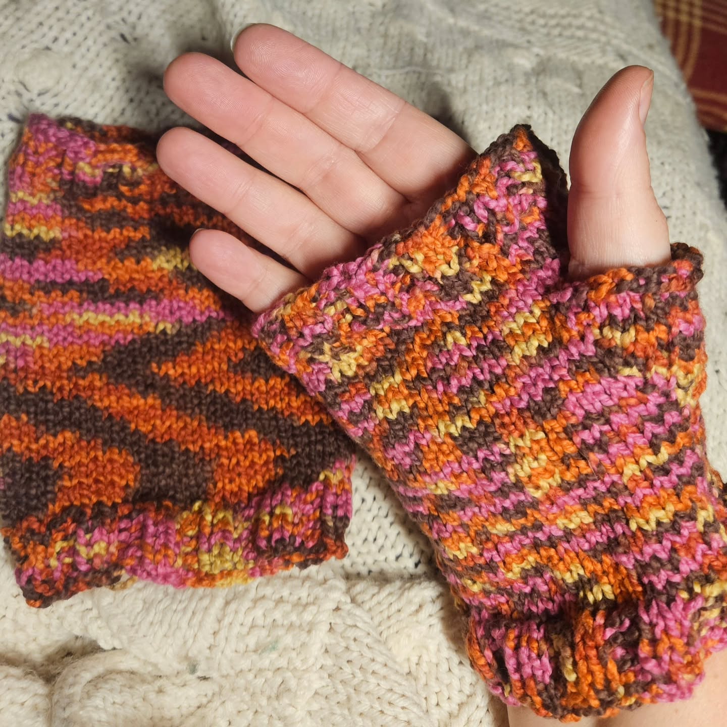 Another pair of fingerless gloves! These are a bright mix of pink, orange, and yellow with an olive brown and 100% cotton for the folks who can't do wool. They are also a little larger if you have bigger hands or don't like snug fingerless gloves.
.
#giftideas #giftshopping #fingerlessgloves #knitgloves #smallbusiness #fiberartisan #horsenroundfiberstudio #sustainablefashion #slowfashion