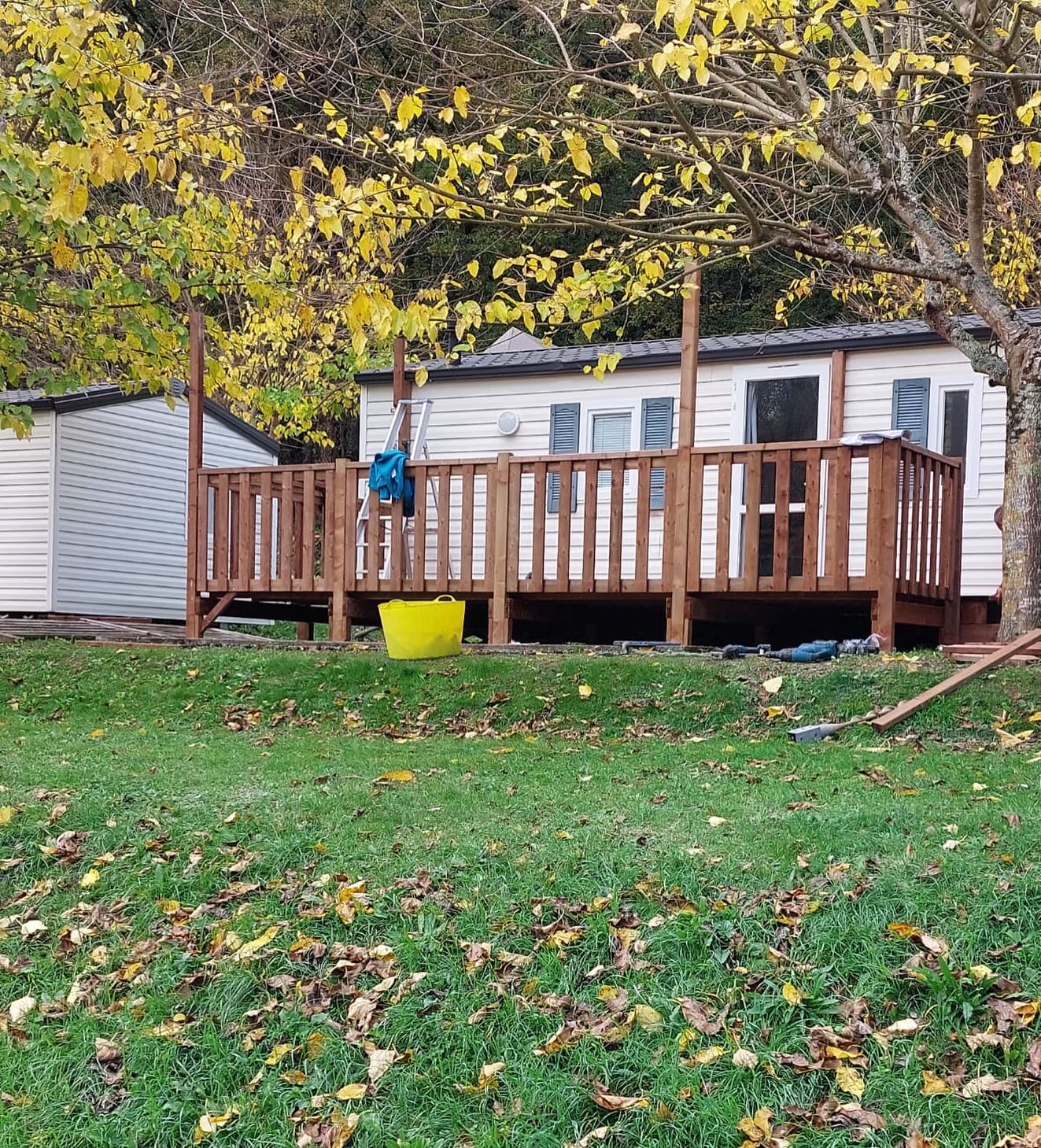 We zijn weer druk bezig op Camping Les 2 Lacs! 🤩
De winterperiode gebruiken we om onze camping nóg mooier en comfortabeler te maken.
Onze Sympa’s krijgen een gloednieuw terras met zonnewering, zodat je deze zomer heerlijk buiten kunt genieten mét uitzicht én schaduw. ☀️⛺️
We kijken er nu al naar uit om jullie binnenkort opnieuw te verwelkomen tussen het groen, het water en de rust. 🧡🌻