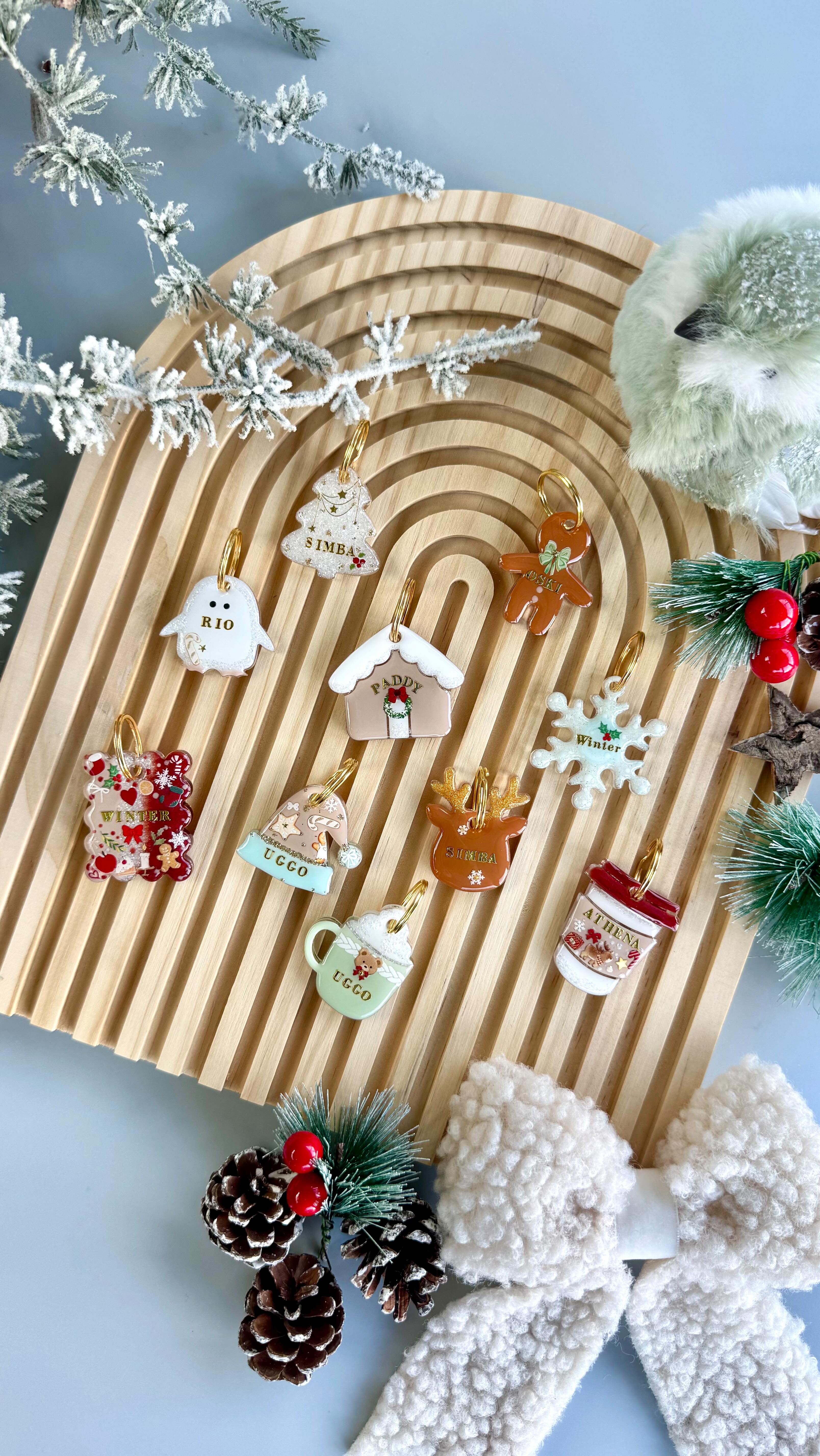 ❄️ Quand la magie de Noël rencontre la douceur de l’hiver… ✨
L’hiver approche tout doucement… et avec lui, cette petite étincelle féerique qu’on aime tant 🎄 !
Je suis tellement heureuse de vous présenter ma nouvelle collection Noël & Hiver :
✨10 nouveaux modèles pleins de douceur, d’élégance et de magie pour vos compagnons à quatre pattes✨
Alors oui, ça peut sembler un peu tôt pour parler de Noël… 🫣
Mais n’oubliez pas que derrière La Troupe à Nono, il n’y a que moi 💛
Et avec tous mes stands en novembre et décembre, le rush des commandes et les préparatifs des fêtes, j’anticipe un peu 😌
C’est ma manière de pouvoir préparer chaque médaille avec soin, amour et sérénité, sans rien bâcler, pour que la magie opère jusque dans vos colis ✨
Merci du fond du cœur pour votre bienveillance et votre fidélité ❤️
Place à la douceur, aux flocons, et à la féérie de cette nouvelle collection qui sent bon l’hiver 🎄❄️
#accessoirechien #medaillechien #medailleenresine #dog #resinart #resin #medaille #dogaccessories #handmade #noël #hiver #welcomenovember