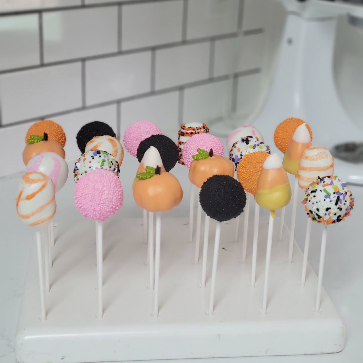 In case you thought only cookies kept me busy last week, a shot of some of the cake pops that went out the door. We are here for all your treat needs.
.
.#cakepops#cakepoplady #cakepopstagram#cakepopdecorating #party #desserttable #hostessgift #localbaker#palmharbor#safetyharbor#tarponsprings#dunedin#clearwater#tampa