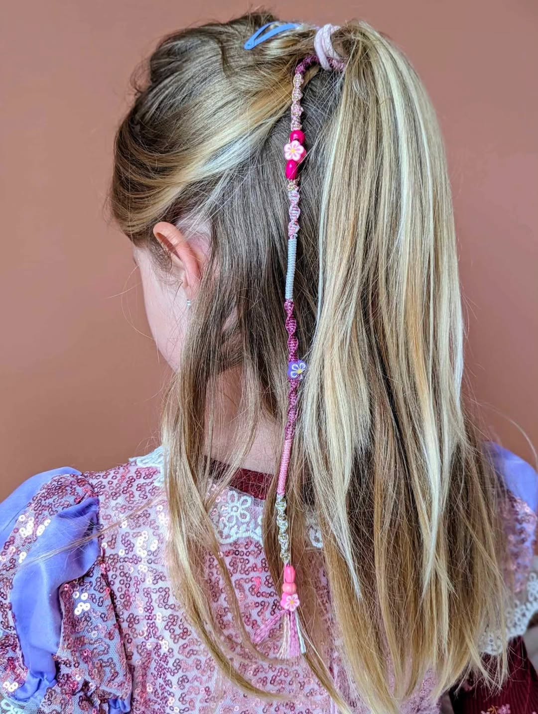 🌈 Un cadeau original, joyeux et plein de couleurs pour les plus petits !
Craquez pour ces jolis bijoux de cheveux qui s'attachent facilement avec un élastique, qui pourra être remplacé à l'infini ! 🤗
🎁Le cadeau parfait pour Noël, tissé à la main avec amour 💛
#bijouxoriginaux #cadeauenfant #cadeaunoel #cadeaupetitefille #bijouxcolorés #bijouxjoyeux #bijouxdecheveux #bijouxboheme #ideecadeaubijoux #atebascolorés #atebas #faitmainavecamour #creationartisanale