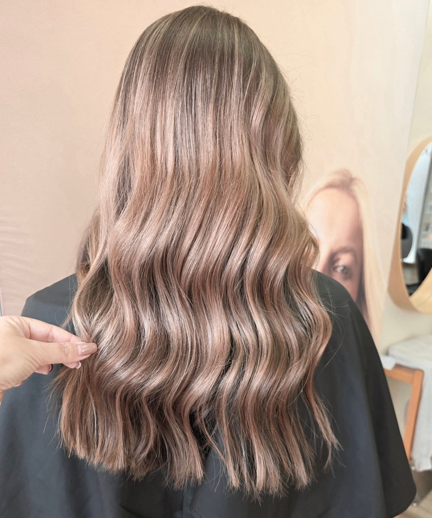 ✨ 𝑇𝑟𝑎𝑛𝑠𝑓𝑜𝑟𝑚𝑎𝑡𝑖𝑜𝑛 𝑏𝑦 𝑙'𝑒𝑠𝑝𝑟𝑖𝑡 𝐶𝑜𝑖𝑓𝑓𝑢𝑟𝑒 ✨
Un mélange subtil entre douceur et luminosité 🌸
Des reflets élégants, une brillance miroir, et un effet wavy tout en légèreté 💫
👉 Idéal pour illuminer le teint sans entretien excessif !
📍L’Esprit Coiffure – Noyelles-Godault
💻 Prenez rendez-vous directement sur notre site ou via Planity
#lespritcoiffure #blond #balayage #hairgoals #coiffeurenfrance #noyellesgodault #coiffurefemme #glossyhair #wavyhair #brunetteglow #hairstyleinspo #blondehair