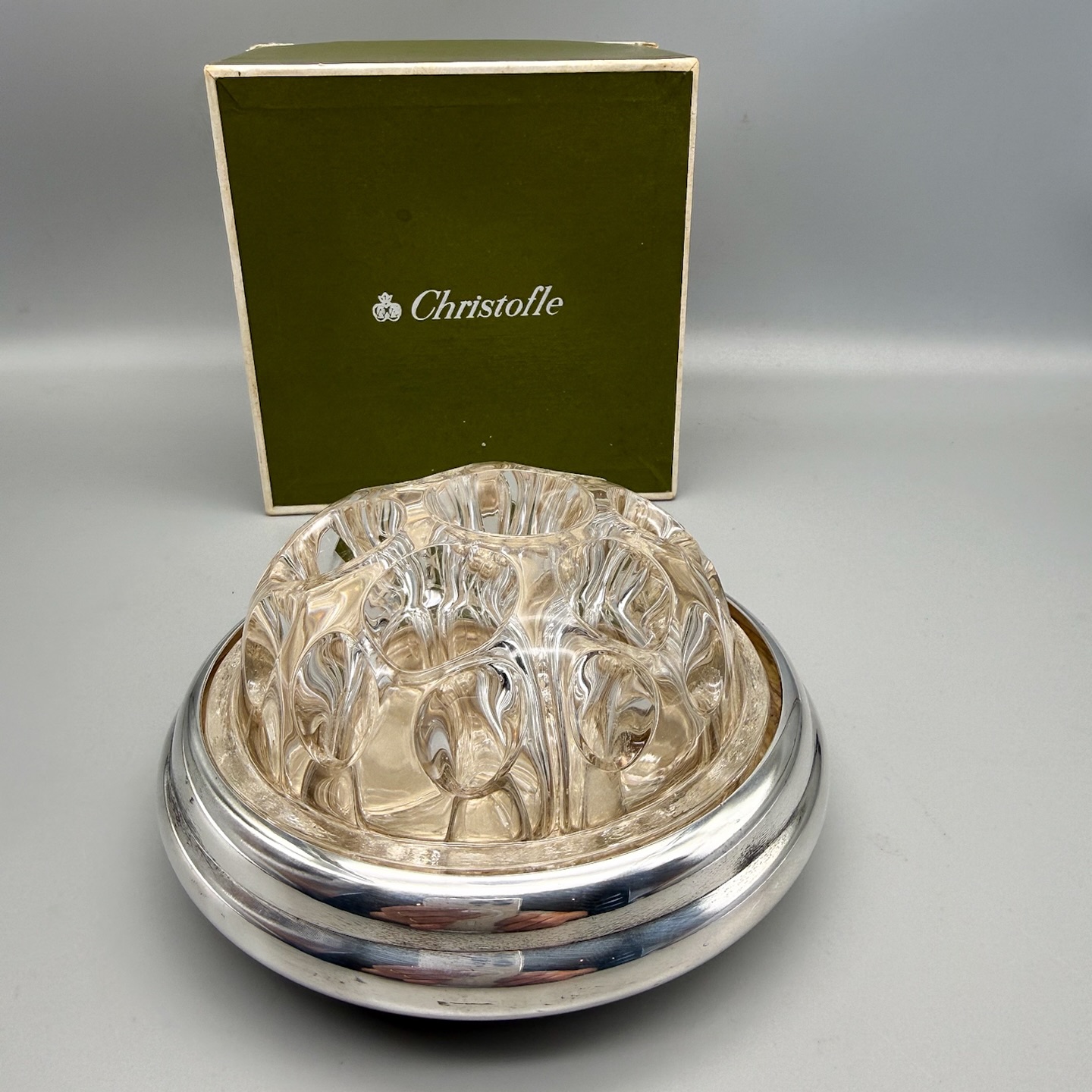 ❌vendu❌Christofle pique-fleurs modèle Anémones en métal argenté et cristal .
Ø : 12 cm
Hauteur : 6,5 cm
En très bel état , poinçon Christofle collection Gallia dans sa boîte d’origine .
🛒 prix et disponibilité dans la boutique en ligne.
#décoration #fleurs #anemones #piquefleurs #christofle #savoirfairefrançais🇫🇷 #vintage #gallia #antiquites #misslittlebottle