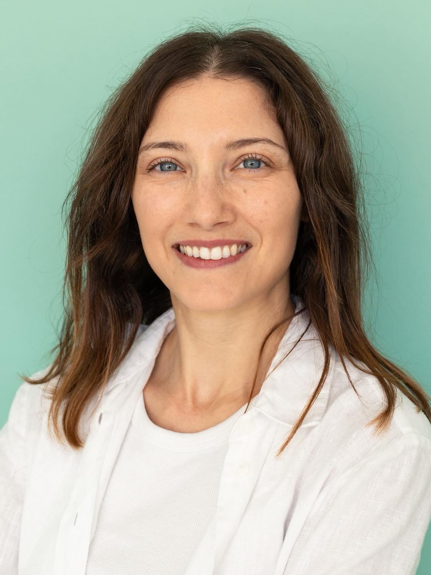 Ci presentiamo…
✨Eleonora Olivi✨
Sono una Biologa Nutrizionista specializzata in nutrizione clinica, percorsi di dimagrimento, ricomposizione corporea e modifica delle abitudini alimentari.
Il mio approccio si fonda su una visione integrata della nutrizione come strumento di prevenzione, benessere e supporto terapeutico, andando oltre il semplice schema alimentare.
Pongo grande attenzione all’ascolto attivo, alla comprensione profonda delle esigenze individuali e alla sostenibilità dei cambiamenti proposti.
Ogni percorso è costruito in modo personalizzato, rispettando lo stile di vita, i gusti, i valori e le abitudini della persona, senza focalizzarsi su calorie o rigidi obiettivi di peso.