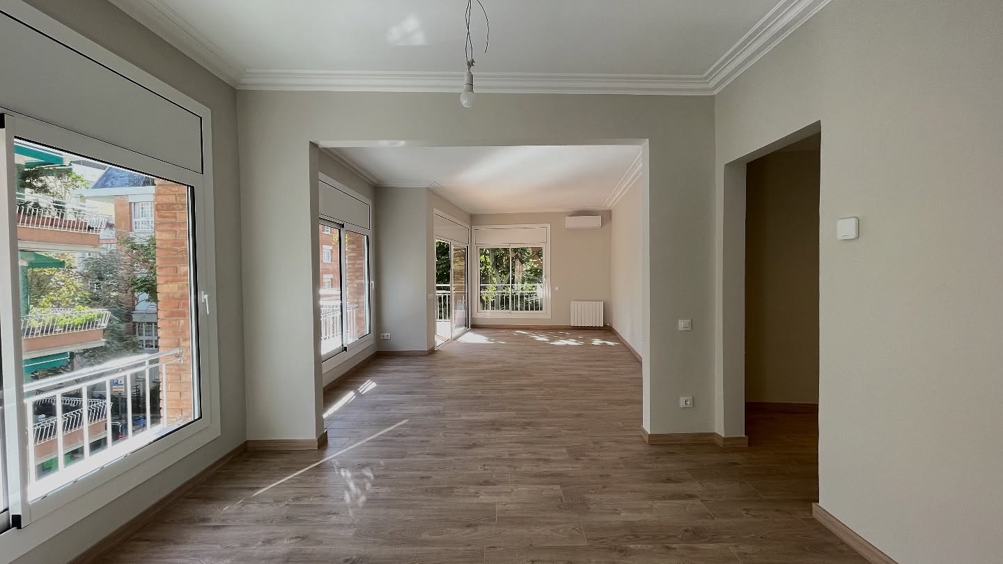 ✨ Vivir en Sant Gervasi, con toda la luz de Barcelona.
Ubicado junto a Calle Mandri, este piso completamente reformado a estrenar redefine el concepto de hogar urbano:
🏡 175 m² interiores + 15 m² de terraza orientada al suroeste, donde la luz es protagonista.
🛋️ Salón de 40 m², cocina office independiente y 4 habitaciones dobles, una de ellas suite con baño privado.
🚗 Plaza de parking en la misma finca.
Cada detalle ha sido pensado para ofrecer confort, amplitud y elegancia: parquet natural, cerramientos de alta eficiencia y climatización por conductos.
Un piso nuevo, luminoso y exclusivo, en una de las zonas más deseadas de Barcelona.
💰 3.500 €/mes
📍 Sant Gervasi – Calle Mandri
➡️ Gestión exclusiva de InmoNeddermann.
Descubre más propiedades como esta en nuestra web o contáctanos para agendar tu visita.
#InmoNeddermann #SantGervasi #BarcelonaLiving #PisoEnAlquiler #InmobiliariaBarcelona #VivirEnBarcelona #AlquilerBarcelona #LuxuryLiving #GestiónInmobiliaria #NeddermannRealEstate