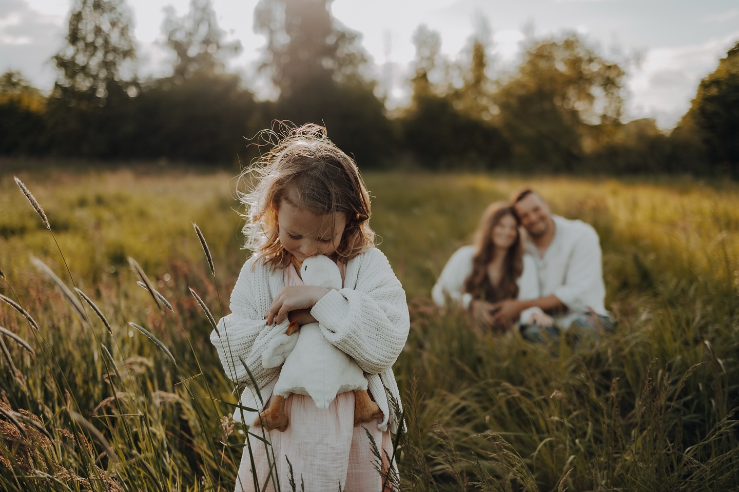 Was gibt es Schöneres, als eine Familie mit meiner Kamera durchs Leben zu begleiten?
Von den ersten zarten Momenten des Wartens bis hin zu all den kleinen und großen Wundern, die folgen.
Jedes Lächeln, jede Berührung, jeder Blick erzählt eine Geschichte – voller Liebe, Erwartung und Verbundenheit.
Ich bin so dankbar, diese besonderen Augenblicke festhalten zu dürfen, für immer eingefrorene Erinnerungen an das, was wirklich zählt: Familie. ✨
#photography #familyphotography #maternityshoot #maternityphotography #lovestory #lifestylephotography #storytellingphotography #fineartphotography #pregnancyphotoshoot #momentslikethese #fotografiegoetz