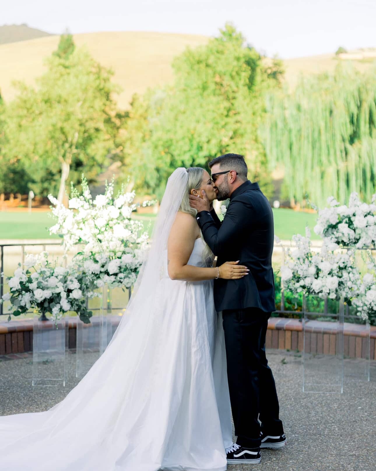 Congratulations to our gorgeous bride @brittlaffo and her new hubby! It was a pleasure to help you find your wedding gown and we couldn't be happier for you two!
📸: @sbm_weddings
🌼: @thebloombarco
💄: @viviansampsonbeauty
🏰: @blackhawkcc
🎼: @silveradodj
📷booth: @amospro_av
👗: @martinalianabridal