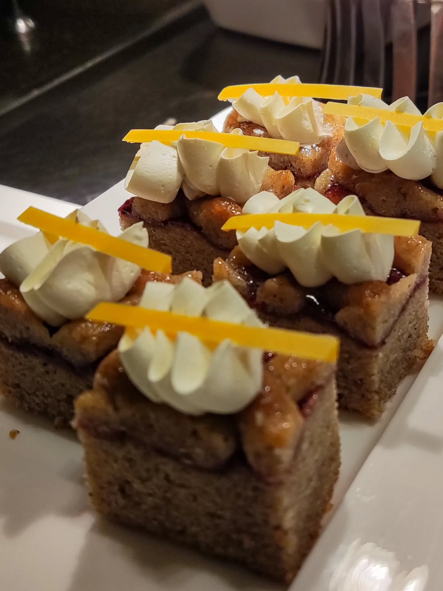 Los postres indios son pequeñas joyas que celebran la dulzura de la vida. Elaborados muchas veces a partir de leche, azúcar, frutas, frutos secos y especias, se convierten en un homenaje a la abundancia y la tradición. El gulab jamun, uno de los más queridos, es una esfera suave que se baña lentamente en almíbar perfumado con cardamomo y agua de rosas, evocando una delicadeza celestial.
El jalebi, crujiente y brilloso, atrapa el paladar con su dulzura dorada, mientras que el rasgulla ofrece frescura gracias a su delicado queso hervido que se empapa en jarabe ligero. Cada región aporta sus propias variantes: el kheer, similar al arroz con leche, se viste de azafrán y pistachos para ocasiones especiales.
Más allá de su sabor, estos postres simbolizan momentos de unión: se sirven en bodas, festividades y celebraciones religiosas, recordándonos que la dulzura también se comparte.
.
.
.
Phots by: @jatflo
.
.
.
#ComidaIndia #GastronomíaIndia #SaboresDeIndia #ViajarComiendo #IndiaCulinaria #FoodieTravel #SpicesOfIndia #CocinaTradicional