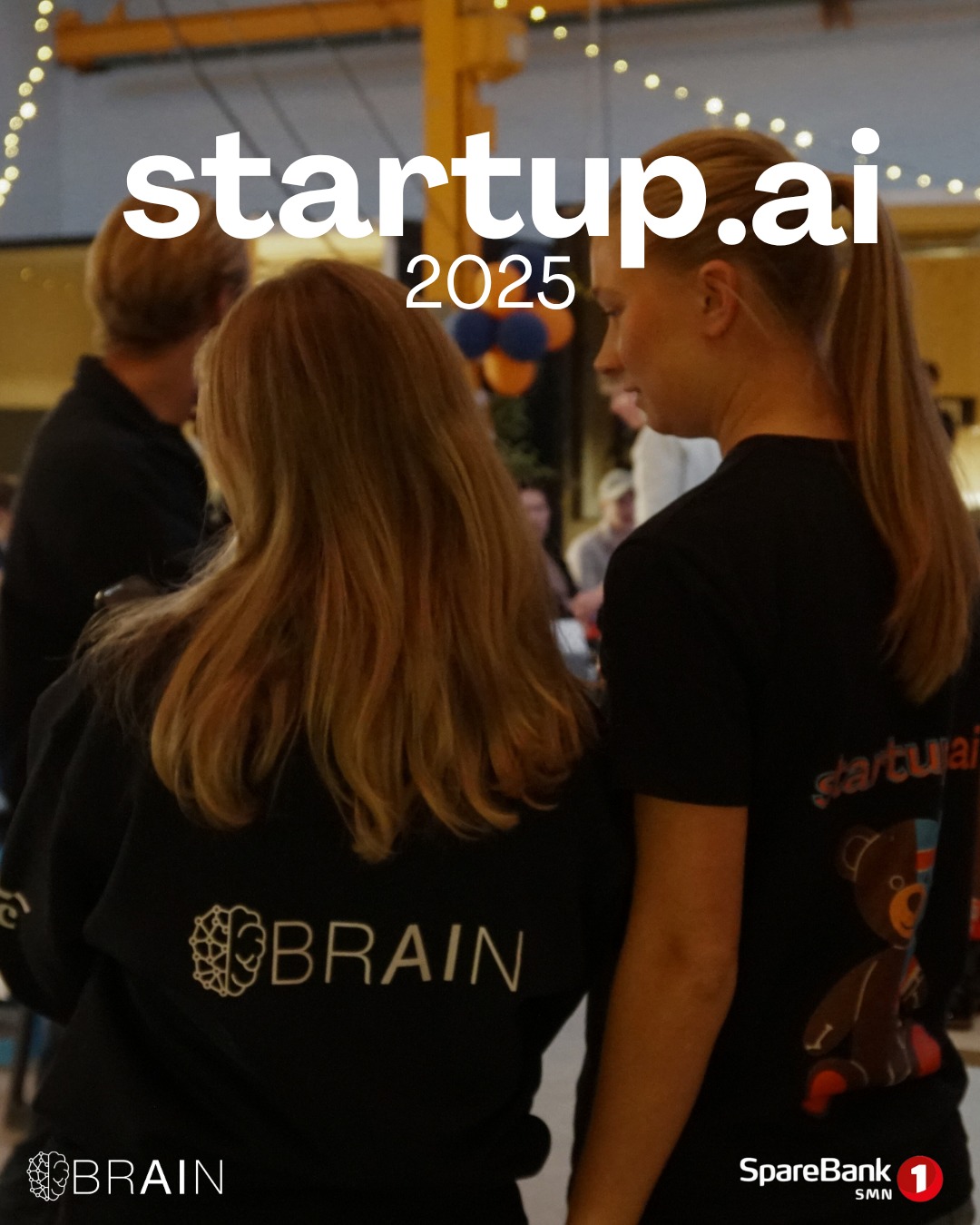 På tirsdag gjennomførte vi Startup.ai - og for en dag det ble!🐻🚀
Deltakerne jobbet i grupper på 10 og 10 sammen med representanter fra de ulike startupene, for å lage sin helt egne startup-idé💫 Sammen gikk de gjennom en “Build-A-Bear"-oppskrift, med syv nøkkelsteg som er viktige for å lykkes som startup.🧩
Kvelden bød på masse kreativitet, gode samtaler og nyttige tips fra våre fantastiske Startups: Bedrock, Append Consulting, Pote, Inmind, Njotarheim, Juvo og T-ROBOTICS. Tusen takk for at dere delte erfaringene deres og inspirerte neste generasjon gründere! 🙌 Kvelden fortsatte med tapas og premieutdeling av vinnerne på San Sebastian – en perfekt avslutning på en kveld fylt med nettverksbygging og entreprørskap.
En stor takk går til alle som møtte opp og bidro til å gjøre Startup.ai til en suksess! 💙 Vi håper kvelden ga deg motivasjon til å satse på egne idéer, og kanskje bygge ditt eget startup-eventyr.
En ekstra takk går til prosjektgruppen for deres fantastiske planlegging og gjennomføring. Prosjektleder Torjus Hegre, sammen med prosjektmedlemmene Philip Fure, Ola Knudsen, Sara Homme Daasvand, Lone Mæland og Tuva Bjørnskau, og mentor Isak Tønnesen - deres innsats gjorde Startup.ai til en herlig og engasjernende kveld!👏💙