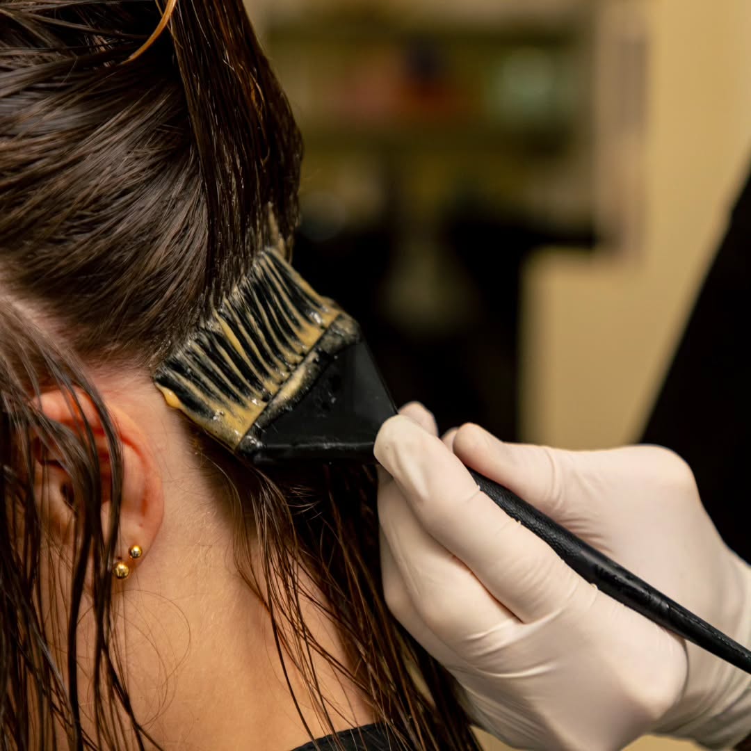 ✨TONALIZZARE È MOLTO DI PIÙ DI UNA SEMPLICE SCELTA ESTETICA✨
Dopo ogni schiaritura, i capelli risultano più porosi e sensibili, motivo per cui la tonalizzazione diventa un passaggio essenziale per completare il lavoro tecnico in modo professionale.
Utilizziamo un tonalizzante a pH acido, conosciuto anche come COLOR NON COLOR,
che lavora in totale delicatezza:
✔️ Neutralizza i riflessi indesiderati
✔️ Ravviva il colore, donando nuova luce alla chioma
✔️ Sigilla la cuticola, rendendo il capello più compatto
✔️ Aggiunge luminosità, idratazione, morbidezza e corpo
✔️ Non appesantisce e rispetta la struttura del capello
L’applicazione del tonalizzante anche in radice, con una nuance più profonda, crea un effetto ottico di maggiore profondità e tridimensionalità:
valorizza il contrasto tra radice e lunghezze, rende il risultato più armonico e naturale, e allo stesso tempo allunga i tempi tra una seduta e l’altra.
Il COLOR NON COLOR non è solo un riflessante, ma un vero e proprio gesto di cura:
una coccola rigenerante che prolunga la bellezza della schiaritura e mantiene il capello in perfetto equilibrio.
🌿 Perfetto per ogni tipo di biondo, ma anche per castani spenti o schiariture leggere che hanno bisogno di nuova vitalità.
#Tonalizzante #ColorNonColor #PHAcido #TrattamentoColore #PostSchiaritura #CapelliSani #CapelliLuminosi #RadiceProfonda #SchiariturePerfette #BiondoNaturale #HairDepth #ProfessioneParrucchiere