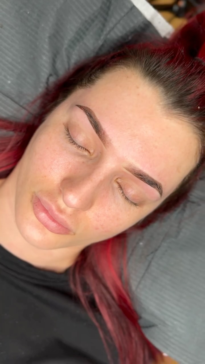 Prettiest ombre brows you’ll see today, wait until you see the healed results 👀✨
#ombrebrows #lashextensions #lashes #bristol #browtattoo #pmu #wispylashes #fyp #lbsensei #beautycourses
