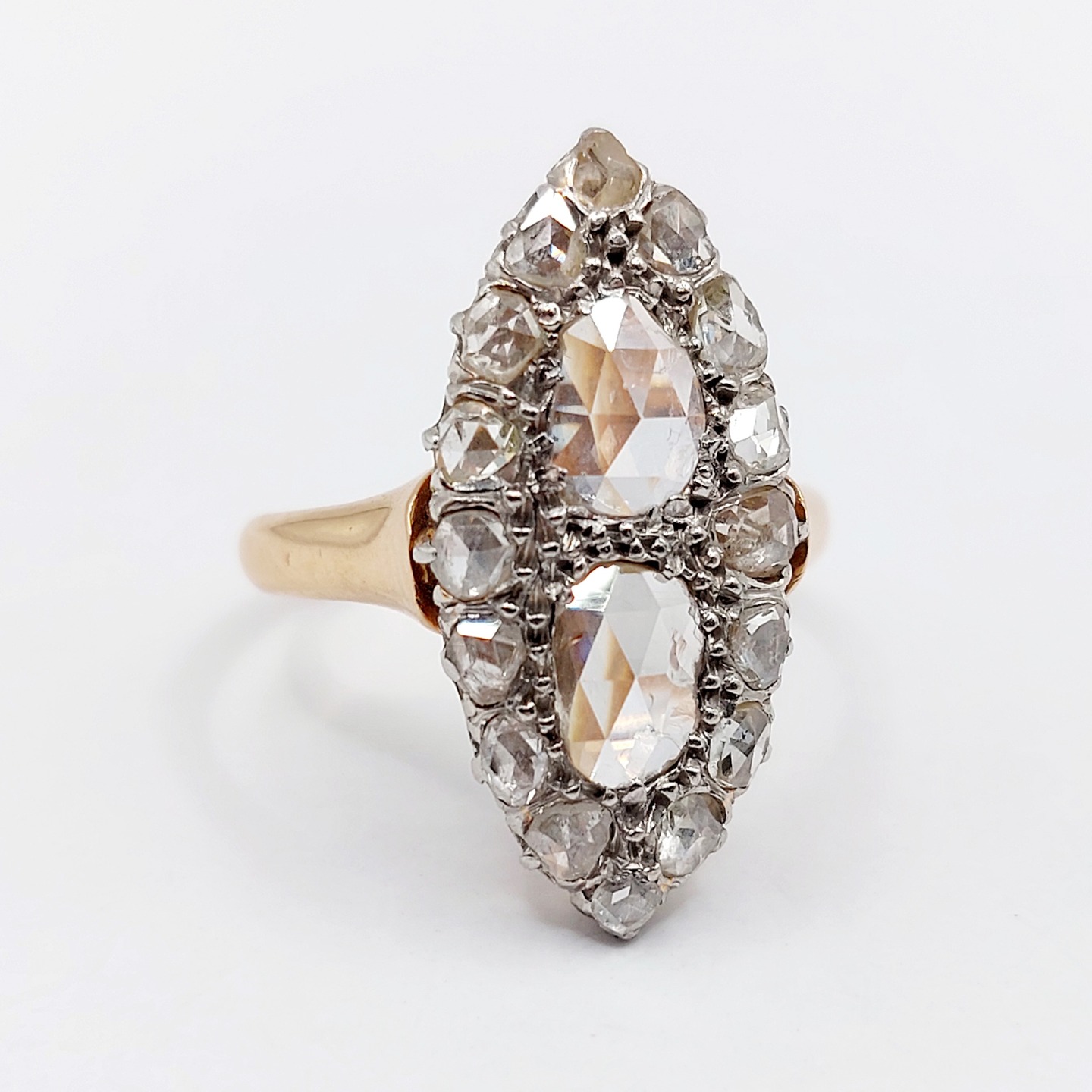///sold/// French antique marquise ring 18k rose gold and platinum set with 1.05 carats of rose cut diamonds (circa 1900)
PRICE : 2300€
Magnificent French antique goldsmith work for the end of 19th century
Size: 50 FR / 5.25 US
Weight: 4.47 g
Main diamond size (x2): approximately 6 x 4 x 1.5 mm (estimated at 0.35 carats each)
Secondary diamond size (x16): approximately 2.5/2.8 mm (estimated at 0.35 carats total)
Some diamonds have minor scratches
Head size: 22.9 x 11.4 mm
Minor scratches from use
Eagle's head hallmark (French hallmarks)
#frenchjewelry #diamond #diamondring #antiquering #victorian #victorianring #marquisering #augustusjewels #vintagering #daisyring #daimondhaloring #toietmoi #toietmoiring #baguetoietmoi #oldminecut #frenchjewelry #oldminecutdiamond #rosecut #rosecutdiamond