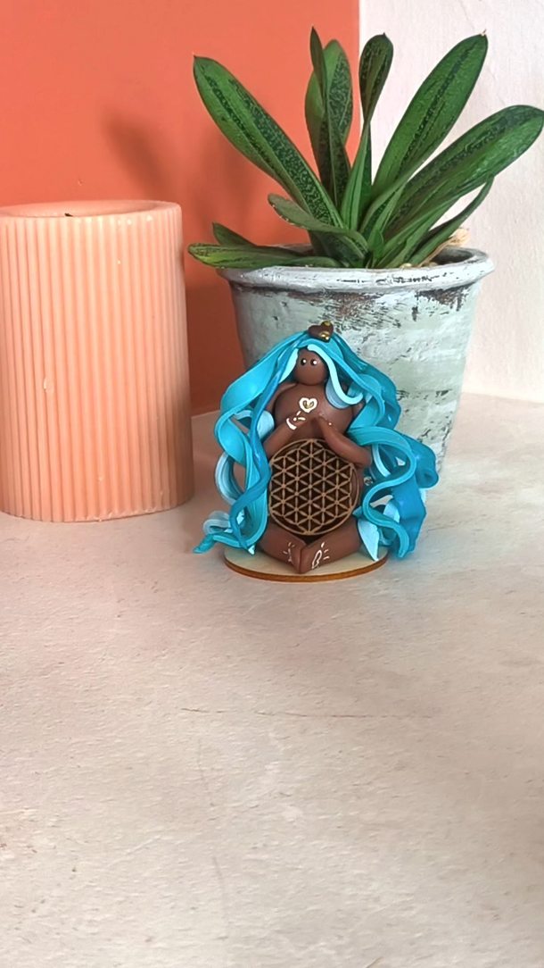 Elle s’apprête à rejoindre sa nouvelle gardienne 💛
C’est toujours une joie pour moi de les créer,
et de les voir s’envoler vers leur nouvelle maison. ✨
Les Magic’Kiffeuses représentent la femme épanouie, rayonnante, kiffant la vie, vivant en chacune de nous. 🌸
En l’adoptant, elle te rappelle que la Vie est belle
et que tu mérites, toi aussi, d’être heureuse. 🌞
🌿 Les symboles en bois (Arbre de Vie, Fleur de Vie, Métatron) sont créés avec amour par Fanny – @foxy_factory 😍 💫
📍 À retrouver sur mon stand :
🌸 Salon Oasis Zen – La Genétouze (15 & 16 novembre)
🎄 Marché de Noël – Saint-Vincent-sur-Jard (28, 29 & 30 novembre)
—
Julie – Magic’Kiffeuse, facilitatrice de joie incarnée 💛
#magickiffeuse #créationvibratoire #joieincarnée #vibrationoriginelle #femmesensibles #objetvibratoire #faitmainavecamour #artdelâme #fémininrayonnant #fox yfactory #arbredevie #fleurdevie #métatron #artisanatlocal #cadeauducoeur #marchédenoël #salonbienêtre #lagénétouze #saintvincentsurjard #viedemagie