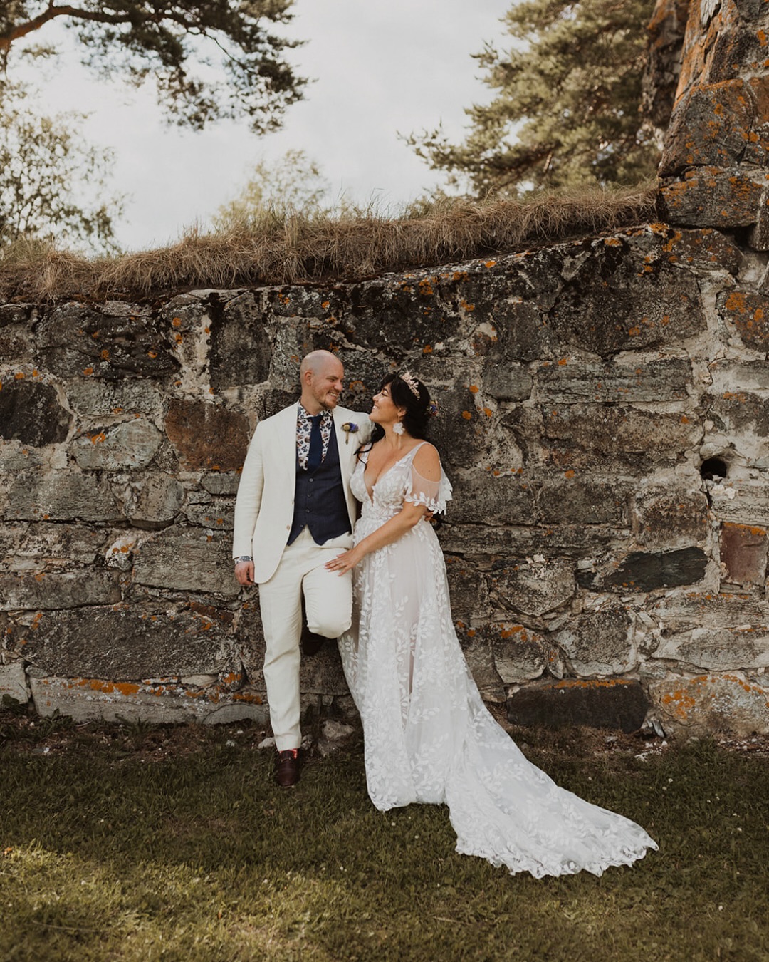 Tre ledord som jag går efter när jag fotar ert bröllop ✨
↠ PERSONLIGT
Era personligheter ska såklart få komma fram och synas i bilderna! Vi gör det här till er grej, oavsett vad det kan vara. Jag är all for att skapa något unikt tillsammans och har ni egna kreativa idéer är de såklart mer än välkomna! Jag hänger med er på alla typer av äventyr för att skapa unika bilder för just er. I slutändan är ändå känslan i bilderna viktigare än att håret ligger perfekt eller att klänningen har en liten fläck, de små detaljerna kommer ni ändå inte att minnas. När ni får blomma ut precis som ni är, det är då bilderna blir som bäst!
↠ AVSLAPPNAT
Ni ska kunna känna att ni kan vara era själva, under hela bröllopsdagen. Det finns inget rätt eller fel, inget poserat eller tillrättalagt. Det finns utrymme för alla känslor och det viktigaste för mig är att ni kan slappna av och känna att det inte är något som håller er tillbaka. Vi fokuserar på att ha kul, leka runt och bara vara. Gapskratt, fuldans, mysiga kramar, innerliga blickar. Allt är välkommet. Ni får enkla instruktioner av mig om ni inte vet vad ni ska göra och jag kommer stå bakom kameran och peppa er hela tiden!
↠ ÄKTA
Jag vill fånga er dag på ett så naturligt sätt som möjligt och lägger mig inte i mer än nödvändigt när jag fotar. Under porträtt och gruppbilder styr jag såklart upp, men utan att ge er stela flygvärdinne-leenden stirrandes rakt in i kameran. Det vackraste som finns är er genuina kärlek, skratten som kommer från magen, glädjetårar från era nära och kära, blickarna och hårda kramar. Det är vad jag vill ge er i bilderna 🧡