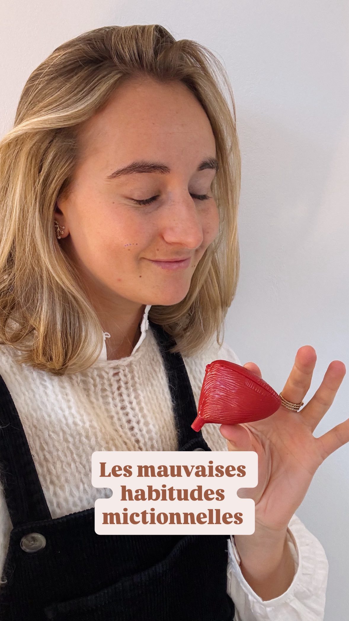 Parlons-en, de tes mauvaises habitudes mictionnelles 💧
🚽 Aller aux toilettes toutes les 30 minutes à 1 heure :
Ta vessie a une capacité de remplissage d’environ 350 ml, donc pas de souci à ce niveau-là ! Tu n’as pas une vessie plus petite que la normale.
🚫 Les pipis de précaution (avant de sortir « au cas où ») :
Essaye d’éviter cela, car cela force ta vessie à se vider alors qu’elle n’est pas pleine. À la longue, cela crée de mauvaises habitudes mictionnelles.
👉 Va uriner seulement quand le besoin se fait sentir, idéalement toutes les 2 à 3 heures.
🧘♀️ Ne pousse pas pour uriner et ne te précipite pas :
Prends le temps de t’asseoir confortablement sur les toilettes et de te détendre pour bien vider complètement ta vessie.
🚿 Ne fais pas pipi sous la douche :
Même si c’est écolo, ton cerveau peut associer le bruit de l’eau à l’envie d’uriner, ce qui risque de créer des envies pressantes dès que l’eau coule.
💧 Boire ½ L d’eau d’un coup :
Essaye plutôt de boire régulièrement tout au long de la journée, petite gorgée par petite gorgée, pour un remplissage plus constant de ta vessie.
✨ Petit bonus :
Essuie-toi de l’avant vers l’arrière pour limiter au maximum les risques d’infections urinaires !
À très vite pour encore plus de conseils ! 🌿
•
•
•
#Etterbeek #vessiehyperactive #kinesitherapie #eleonoreboonen #SantéIntime #SantéFéminine #SantéPelvienne #BienÊtreIntime #RoutineToilettes #VessieSaine #HabitudesMictionnelles #PipiPressant #EnvieDeFairePipi #ConseilsSanté #KinéPelvienne #RééducationPérinéale #HygièneIntime #PérinéeEnForme