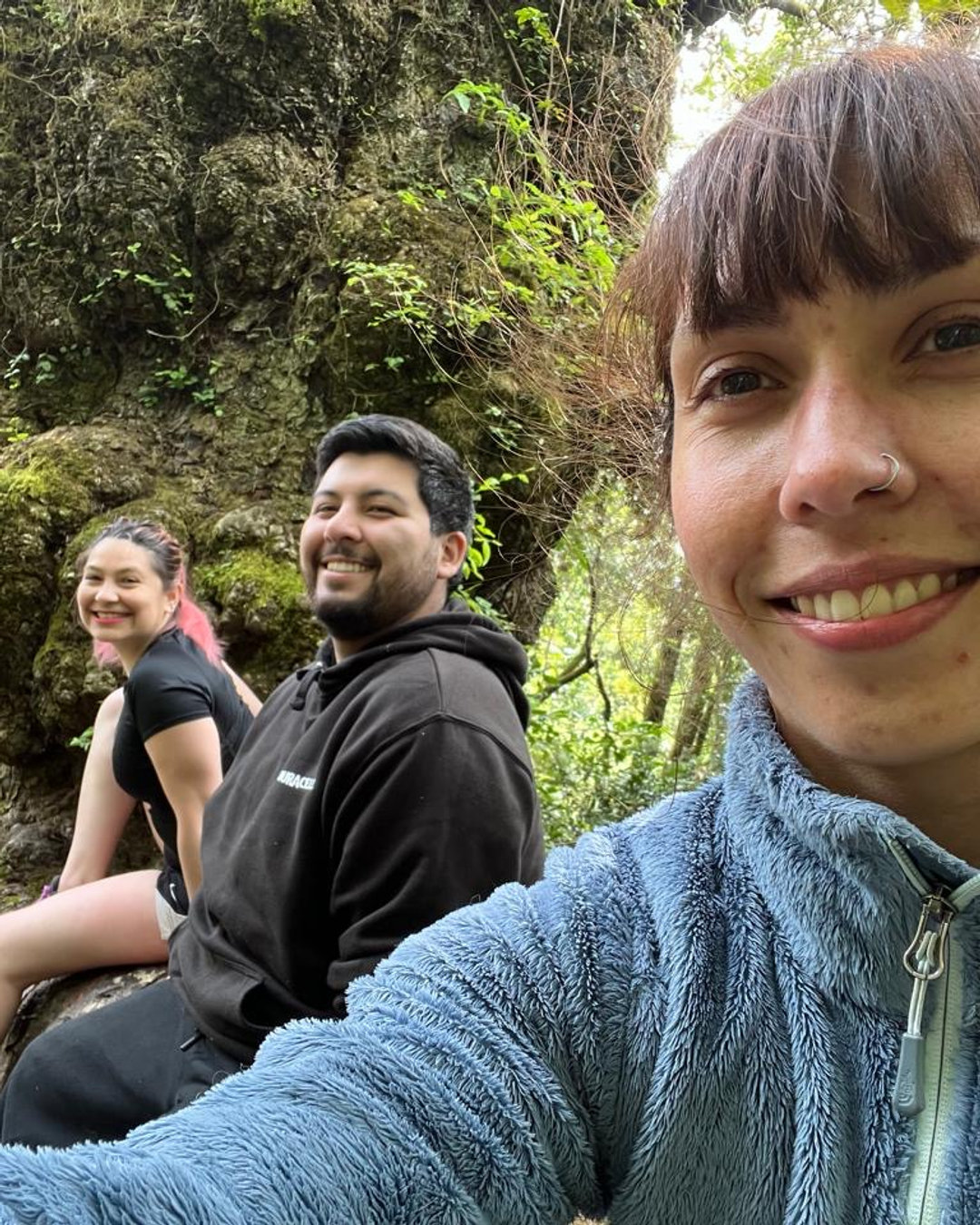 RAMARIA CONSCIENTE: EL BOSQUE QUE ENSEÑA A EXPANDIRSE
En Valdivia, donde la lluvia es parte de la vida y los bosques respiran historia, nace una forma distinta de cuidar la salud mental. 🌧️
Ramaria Consciente surge como un emprendimiento que está transformando la manera de vivir la psicología, sacando la terapia del box tradicional y llevándola a caminar entre árboles, calles y senderos.
Porque sanar no siempre ocurre sentado. A veces ocurre en movimiento, en silencio, en una respiración profunda, o en una conversación que se da mientras los pies tocan la tierra húmeda.
Desde la mirada de la Ecopsicología, Ramaria Consciente propone reconectar con la naturaleza para reconectar con uno mismo. Cada caminata terapéutica en la ciudad o baño de bosque en los hermosos paisajes verdes de Valdivia es guiado por psicólogos, es entonces una invitación a mirar hacia adentro mientras el entorno nos envuelve y nos enseña.