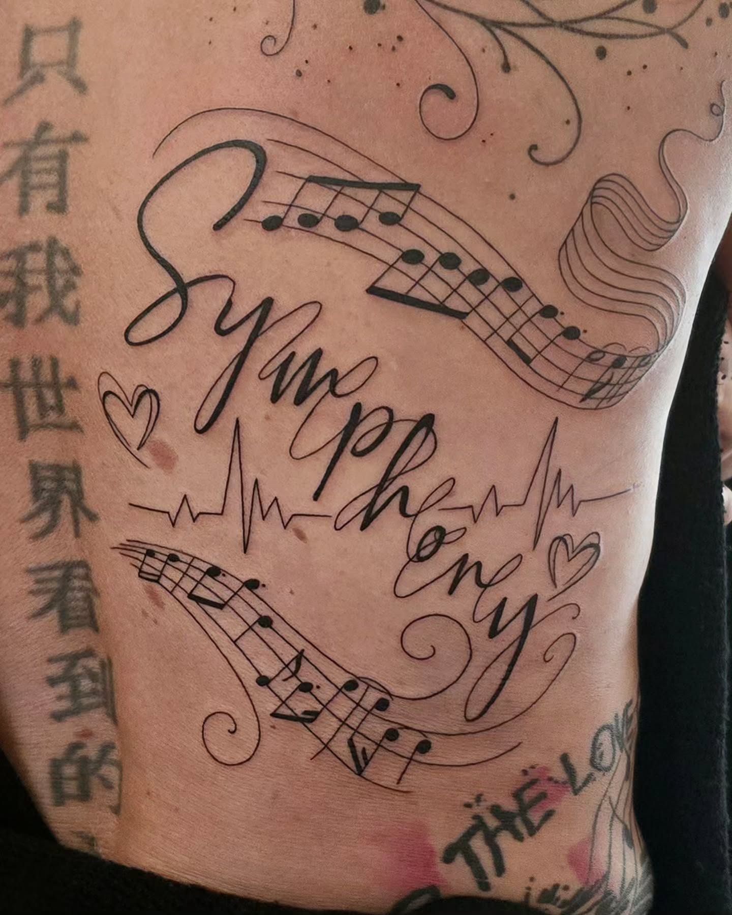ðķ "I just wanna be part of your symphony! Will you hold me tight and not let go?" ðķ Loved creating the design and tattooing this for Suzi ð found the sheet music online for the song, so I could customise the music notes to match the vocal melody of the lyrics ðĨ° always happy to go that extra mile to make the design perfect!
.
.
.
#tattoo #art #design #custom #music #symphony #pop #lyrics #cleanbandit #love #family #heart @cleanbandit