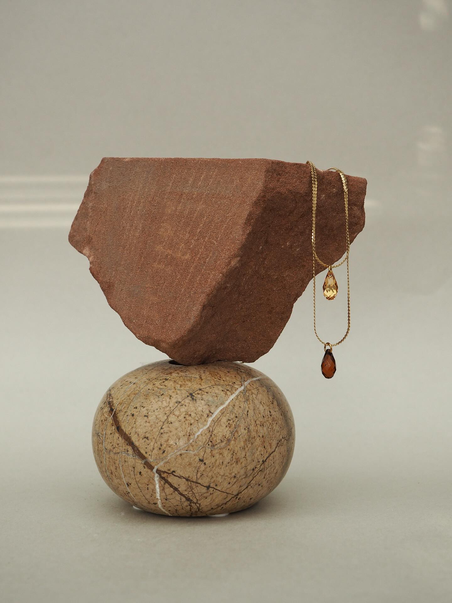 Hun er enkel og vakker, hun passer alt til, hun kommer i masse fine farger og leker godt med andre samtidig som hun fint står alene ✨ Dainty Crystal Drop serien har en tynn enkel lenke, men en dråpeformet krystall 💧Smykkene kan stackes opp og ned etter humør og antrekk og passer til så godt som alle anledninger✨