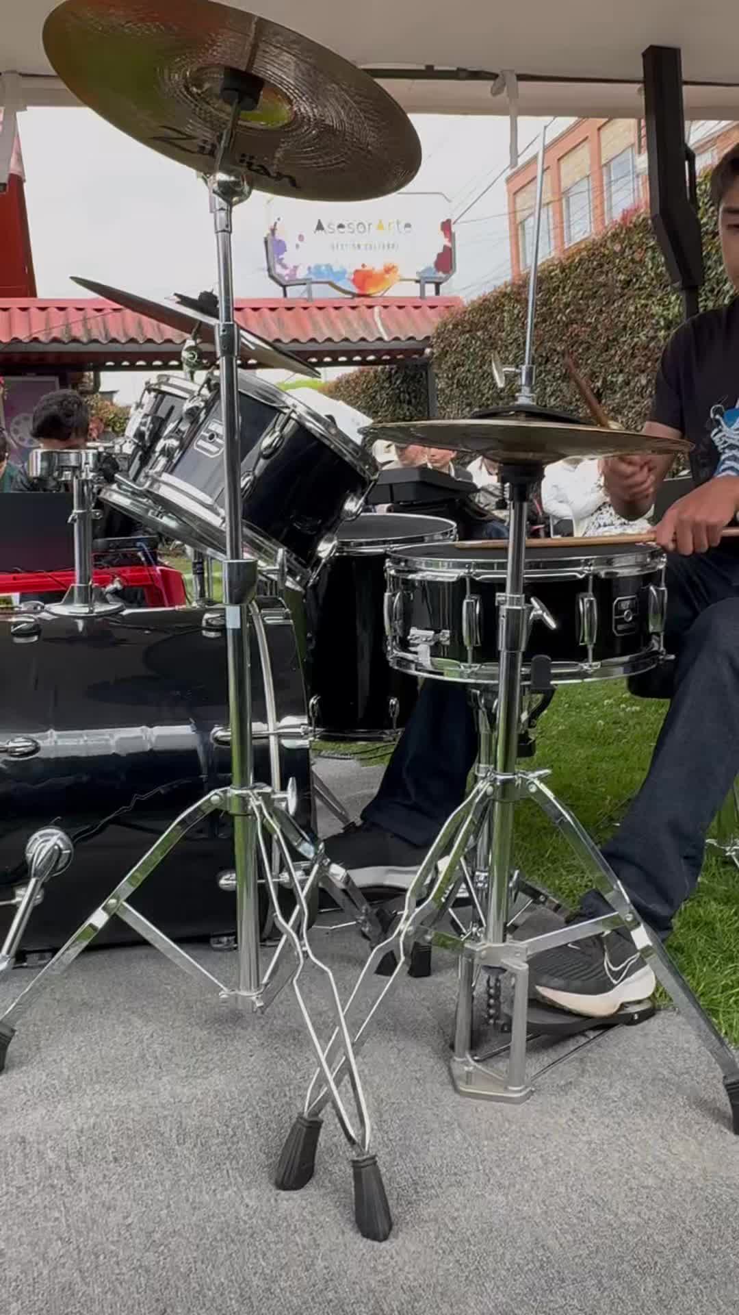 El ritmo está en ellos… y en Art Club, aprenden a hacerlo brillar. 🎶
Entre acordes, voces y beats, los estudiantes exploran el mundo de la música urbana, aprendiendo técnica, interpretación y creación musical.
🔥 Siente el ritmo. Vive la música.