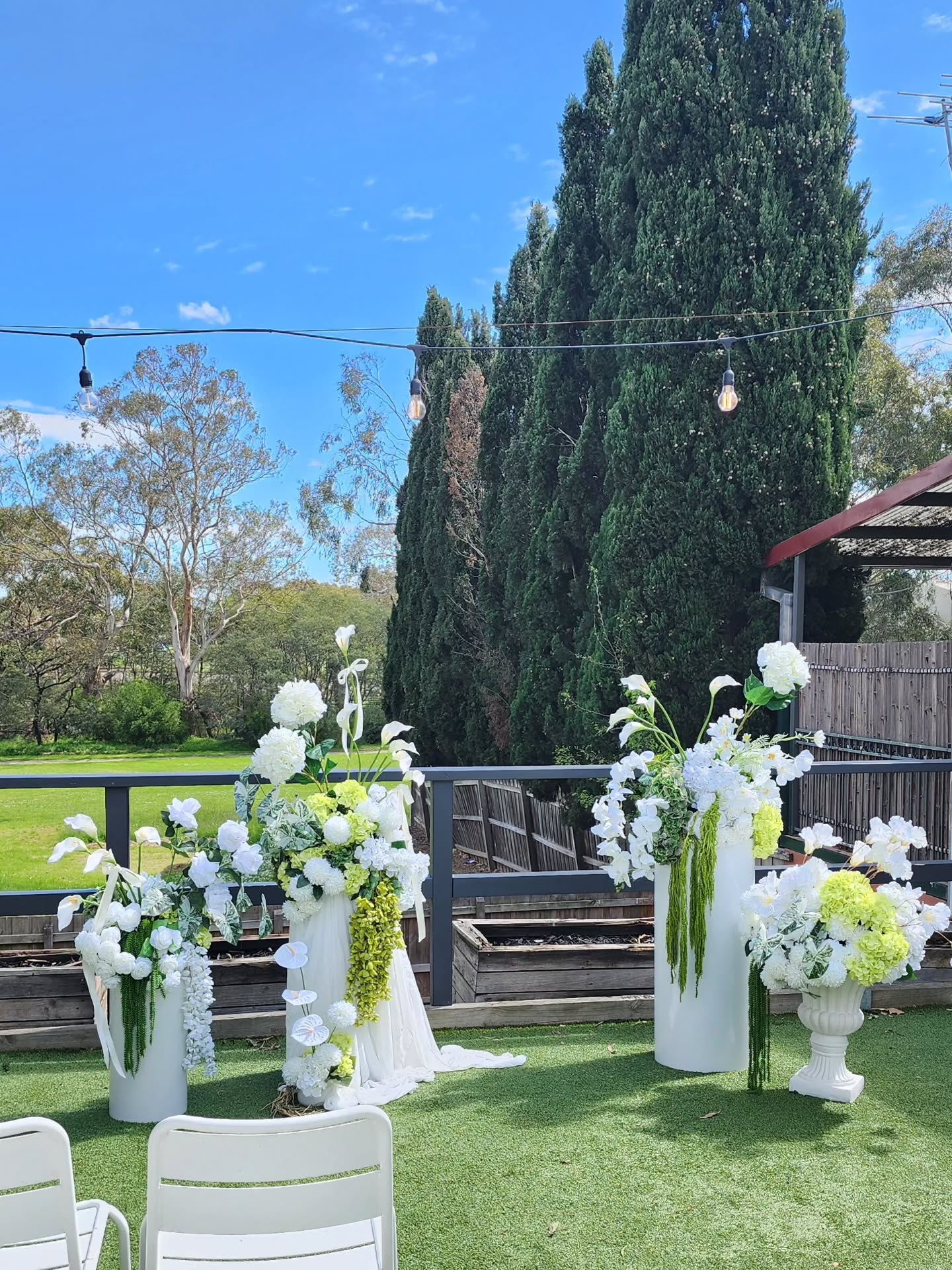 Styling once again at Daydreamers Café 🫶. This outdoor ceremony setup for Larni & Jamie felt light, luxurious, and full of joy — the perfect match for this beautiful venue’s relaxed charm.
Custom faux florals, urns, props, centerpieces and welcome sign package by Decodays.
Venue: Daydreamers Café, Beaconsfield
#Decodays #WeddingFlorist #MelbourneWeddings #WeddingStylist #ArtificialFlowers #FauxFlorals #FloralDesign #WeddingSetup #WeddingVibes #WeddingDetails #FloristLife #WeddingDecor #EventStyling #LuxuryWeddings #BrideToBe #EngagedCouple #WeddingGoals #PakenhamFlorist #YarraValleyWeddings #DandenongRangesWeddings