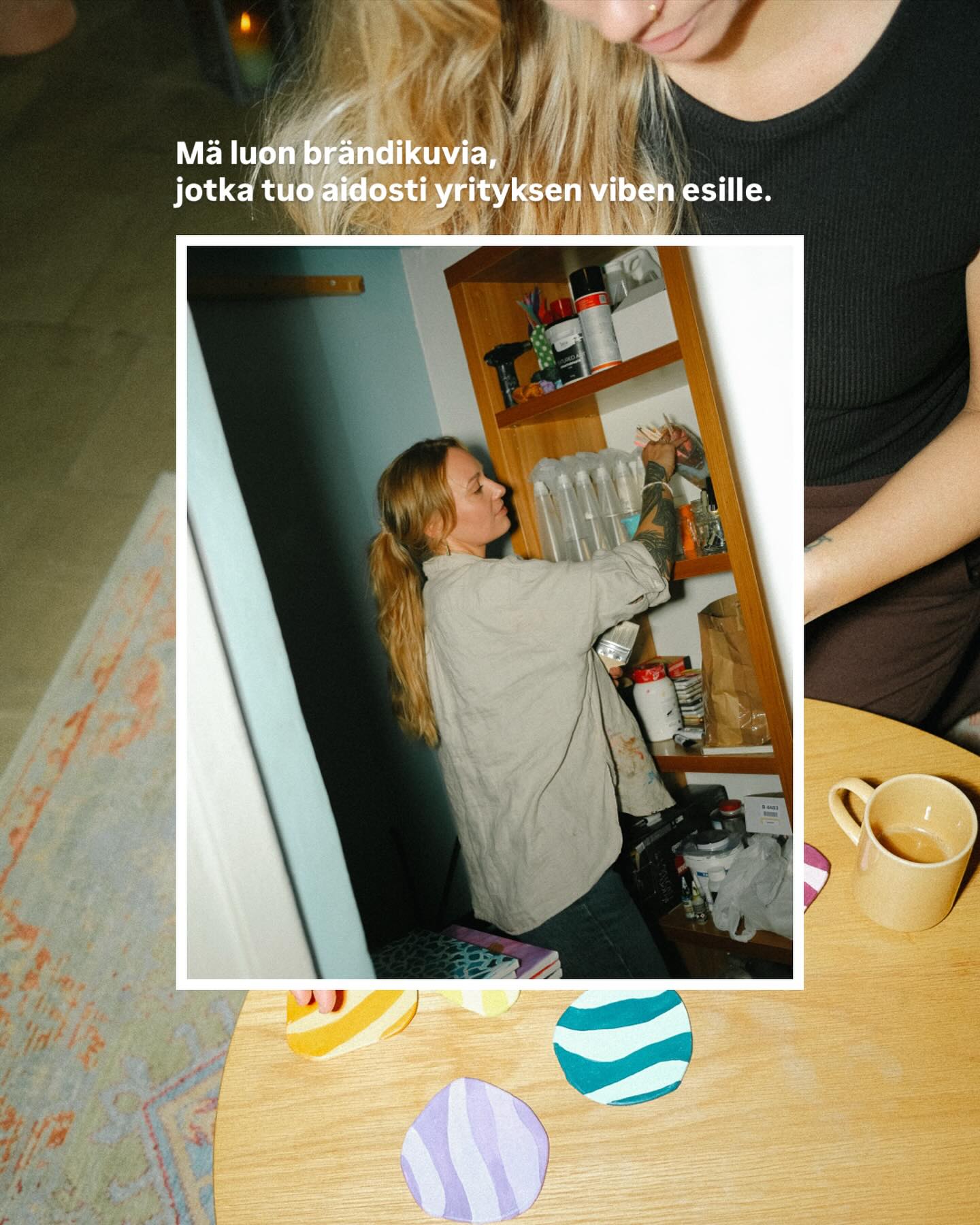Vuonna 2025 pelkkä viimeisen päälle viilattu kuvamateriaali ei enää riitä. Kuvien pitää herättää tunteita ja tuoda yritystä lähemmäs asiakasta. Ja mä rakastan just nyt kuvata näitä filmivibakuvia, joissa saa olla rosoa ja epätäydellisyyttä mukana.
Jos käytät markkinoinnissa pelkästään kuvapankkikuvia tai tooosi fiinejä mainoskuvia, se voi jopa kasvattaa kuilua sun yrityksen ja asiakkaan välillä.
Mä haluan luoda brändikuvia, joilla saadaan asiakkaalle se fiilis, että hän haluaa olla osa sitä mitä yritys tarjoaa. Sellaisia kuvia, joilla yritys aidosti erottuu toimialallaan. Vaikka erottuminen voi tuntua jopa pelottavalta, se on se mitä pitää tehdä.
Tällaista kuvaa me luotiin eilen @tuuva_luovatila :lle. Tuuva on Turussa sijaitseva super inspiroiva tila, jossa järjestetään matalankynnyksen taidetyöpajoja ja -kursseja. Näitä oli niin kiva tehdä! 🎨
Jos sä haluat sun yritykselle brändikuvia, jotka tuo sun yrityksen tarjoomaa ja tunnelmaa aidosti esille, laita mulle viestiä ja tehdään yhdessä jotain siistiä! 👋🏻
#brändikuvaus #brändikuvaaja #yrityskuvaus #yrityskuva #kuvatyrittäjille #yrittäjyys #somekuvat #brändikuvausturku #yrityskuvausturku #valokuvaajaturku