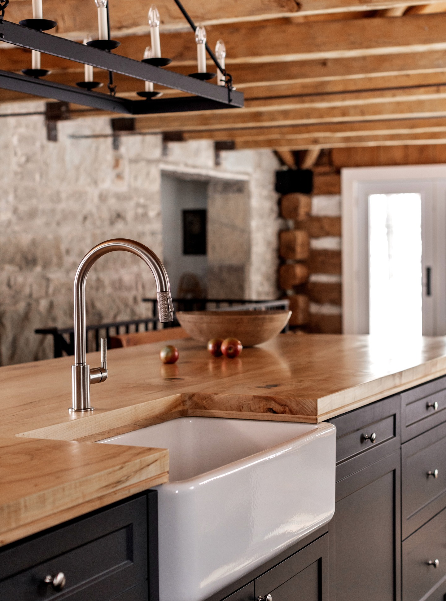 Lets take a moment to appreciate this island. 👏 #ehcduntroon
#kitchendesign
#interiordesign
#kitcheninspo
#kitchenisland
#customkitchen
#modernkitchen
#kitchenremodel
#homedesign
#designinspo