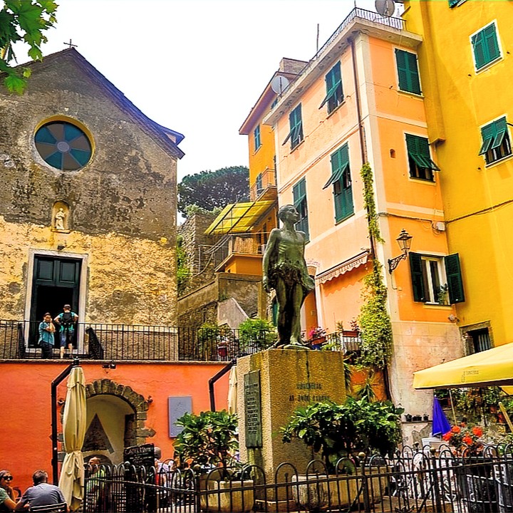 Ready to discover the hidden gems of Corniglia, Italy? 🏞️ Our walking tour promises breathtaking viewpoints and local treats! 💖 Link in Bio #Cornigliawalk #CinqueTerre #WorkingJoeTravel