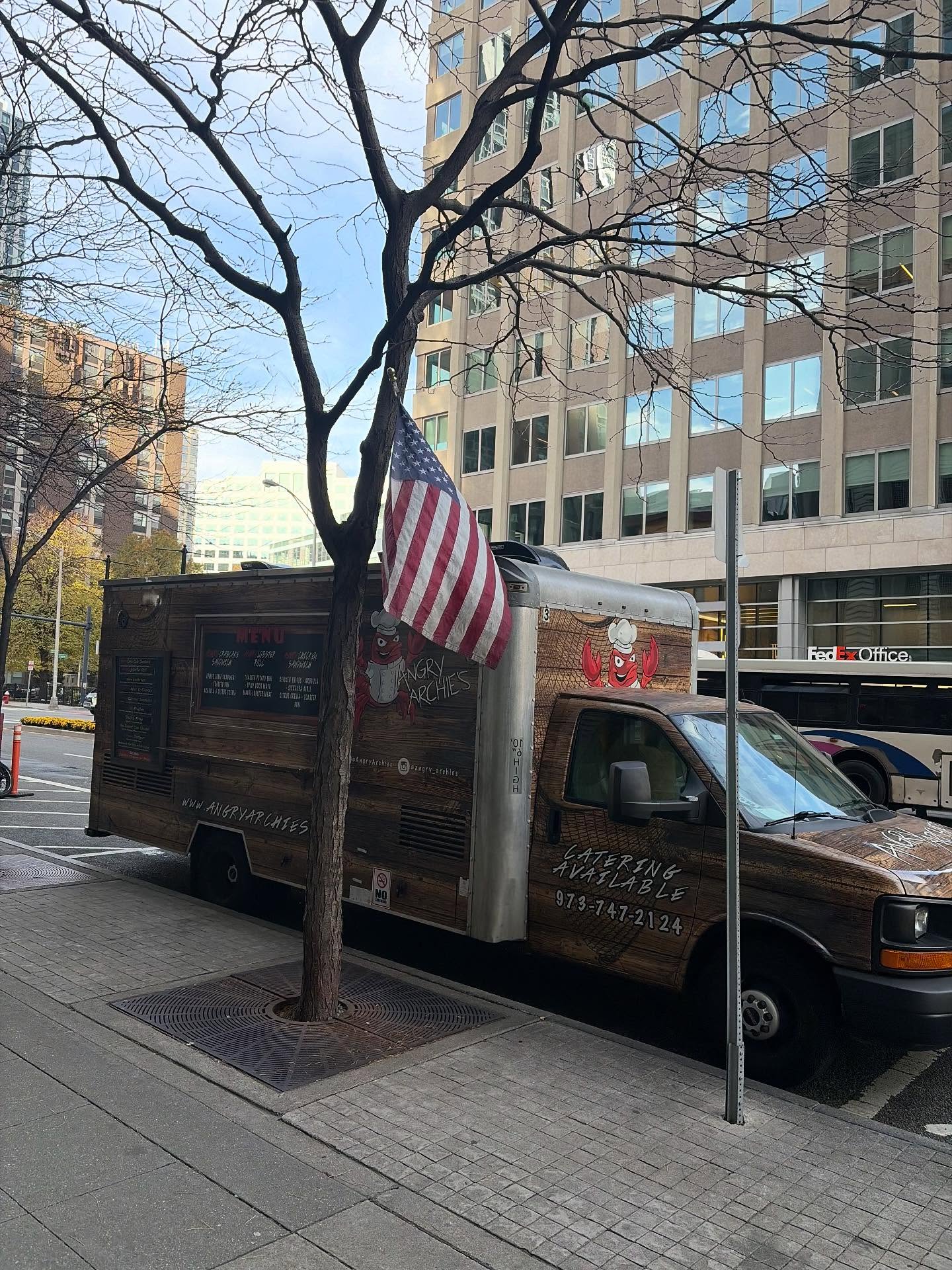 #weareback #montgomeryst #hudsonstreet #downtownjerseycity #lunchtime #lobstermakesitbetter @hdsid_jc @jerseycitynj