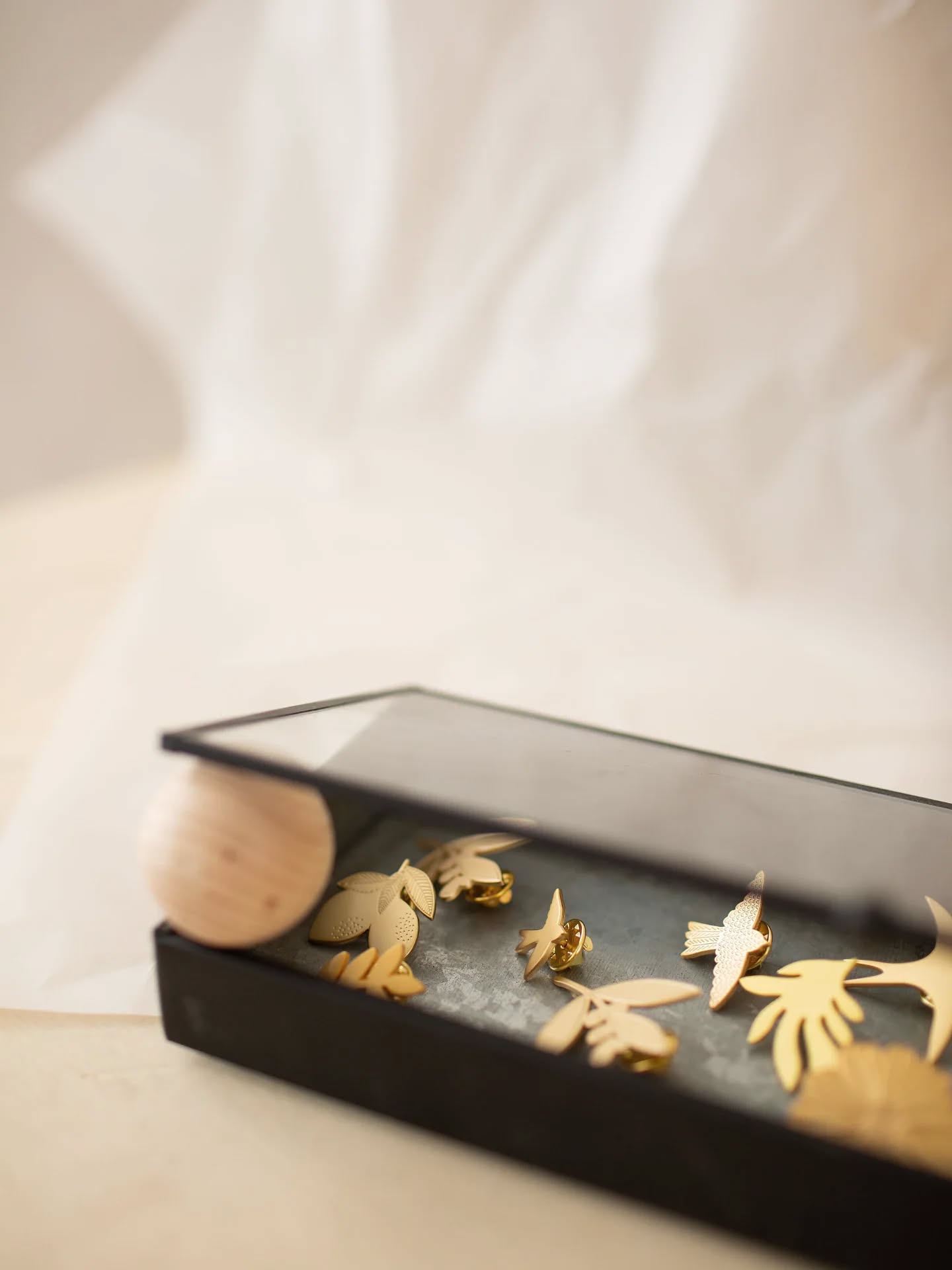 Nos pins à collectionner sans modération !
.
.
.
#poussieredesrues #pins #jewels #jewerly