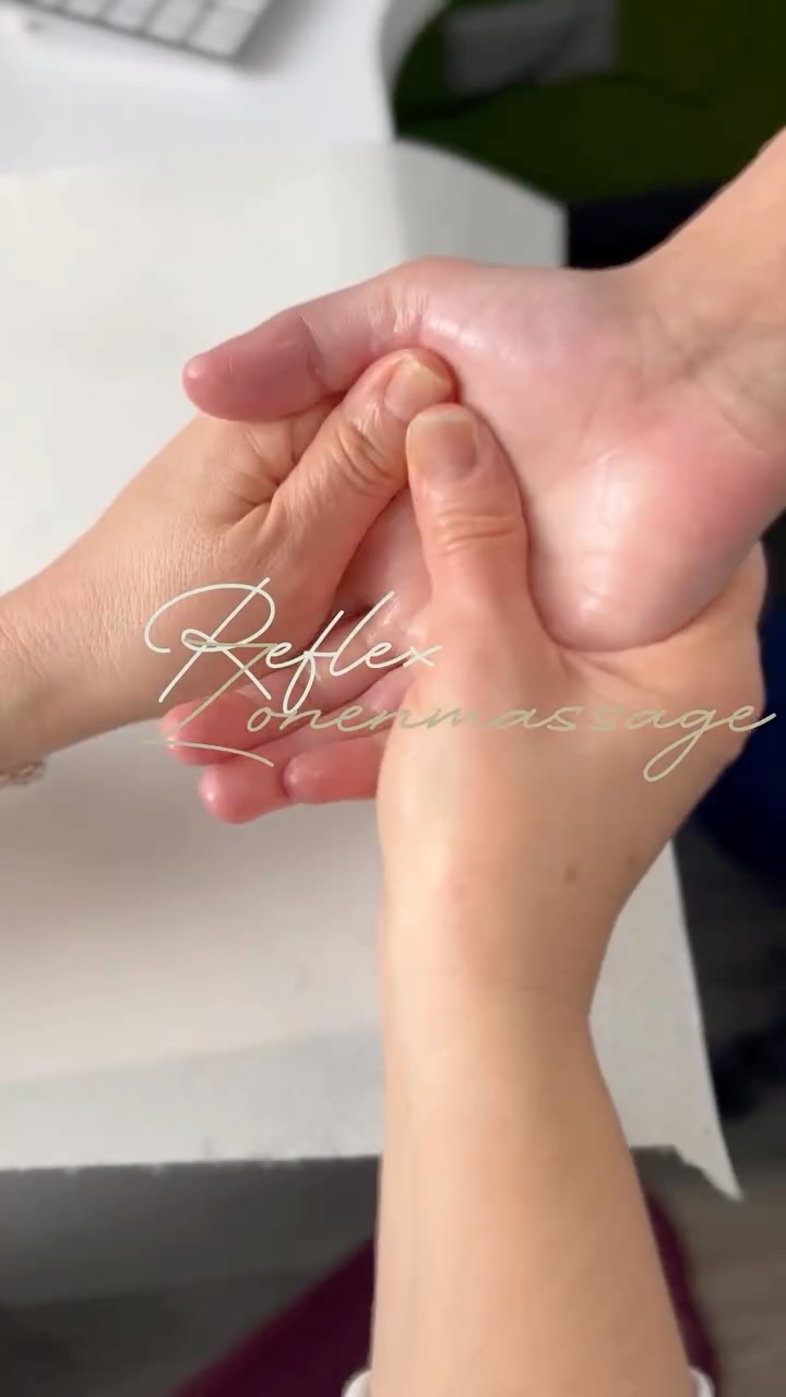Unsere Hände leisten täglich so viel – gönn ihnen eine kleine Auszeit. 💆♀️💫 Eine Handreflexzonenmassage bringt nicht nur Entspannung, sondern aktiviert auch Selbstheilungskräfte im ganzen Körper. 🌿🤲 #Wellness #EntspannungPur #Reflexzonenmassage