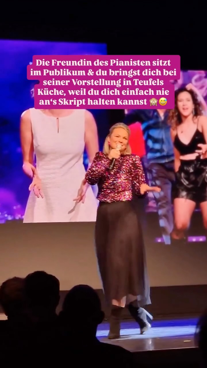 Uiuiui…
Der Plan sagt: geradeaus.
Ich: „Oh, schau’ mal, ein Seitentrampelpfad mit Fettnäpfchen!“
🎹 @andreasbrencic
#blooper #hoppala #teufelsküche #bühnenmomente #liveislive #moderation #moderatorin #sängerin #gala #konzert