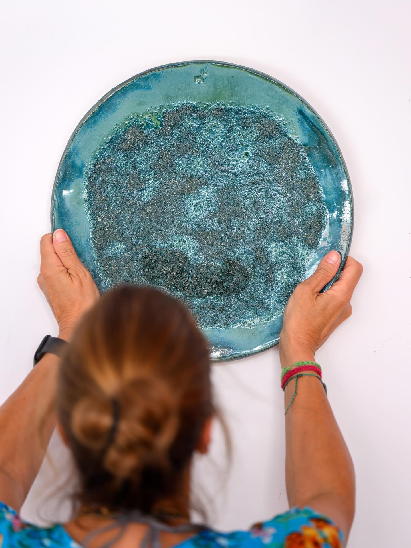 Pratos “Ilhéu de Topo”, 2023
.
.
“AZOREAN DREAM, Entre o gesto e a paisagem” @romanticultura @casino.azores
.
De 27 Setembro a 11 de Janeiro 2026
.
DISPONÍVEL
.
.
.
#mariacastelbrancoceramic #handamade #homedecor #inspiration #oneofakind #azoreandream #exhibition #contemporaryceramics #contemporaryart #tiles #azoreandream @anacristina.baptista.pt #flowers @vaniarebelopaim #nasceagua @quintadanasceagua #terceira #ilheudetopo #saojorge #açores