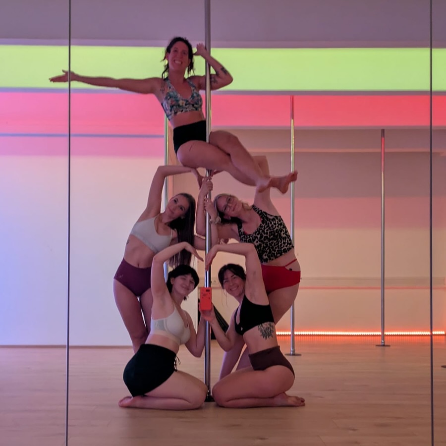 Wie schön dieses Gruppen Bild von @verus.belena ‘s Absolute Beginner Kurs 🩷
How cool is this pic of Verena’s Absolute Beginner Course?
#poledance #poledanceinnsbruck #innsbruck #poledancersofaustria #poledancersofig #aerialamazons #aerialamazonsinnsbruck