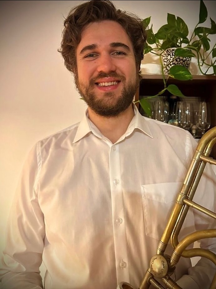 Zwei unserer Musiker:innen haben in den letzten Tagen Großartiges geleistet! 💚
Thomas Gahleitner absolvierte an der Anton Bruckner Privatuniversität Linz sein beeindruckendes Abschlusskonzert auf der Posaune und schloss damit sein Studium erfolgreich ab. 🎓🎵
Simone Mahringer meisterte das Audit of Arts in Gold auf der Piccolo und der Querflöte– die höchste Leistungsstufe der Musikschulausbildung! 🥇✨
Wir sind unglaublich stolz auf euch beide – euer Engagement, eure Leidenschaft und euer musikalisches Können bereichern nicht nur unseren Verein, sondern auch die gesamte Musikgemeinschaft.
Herzlichen Glückwunsch zu diesen besonderen Erfolgen! 🎶👏
#Musikverein #AuditOfArts #BrucknerUni #Abschlusskonzert #Posaune #Piccolo #MusikAusLeidenschaft #Stolz #Blasmusik #Musikverbindet