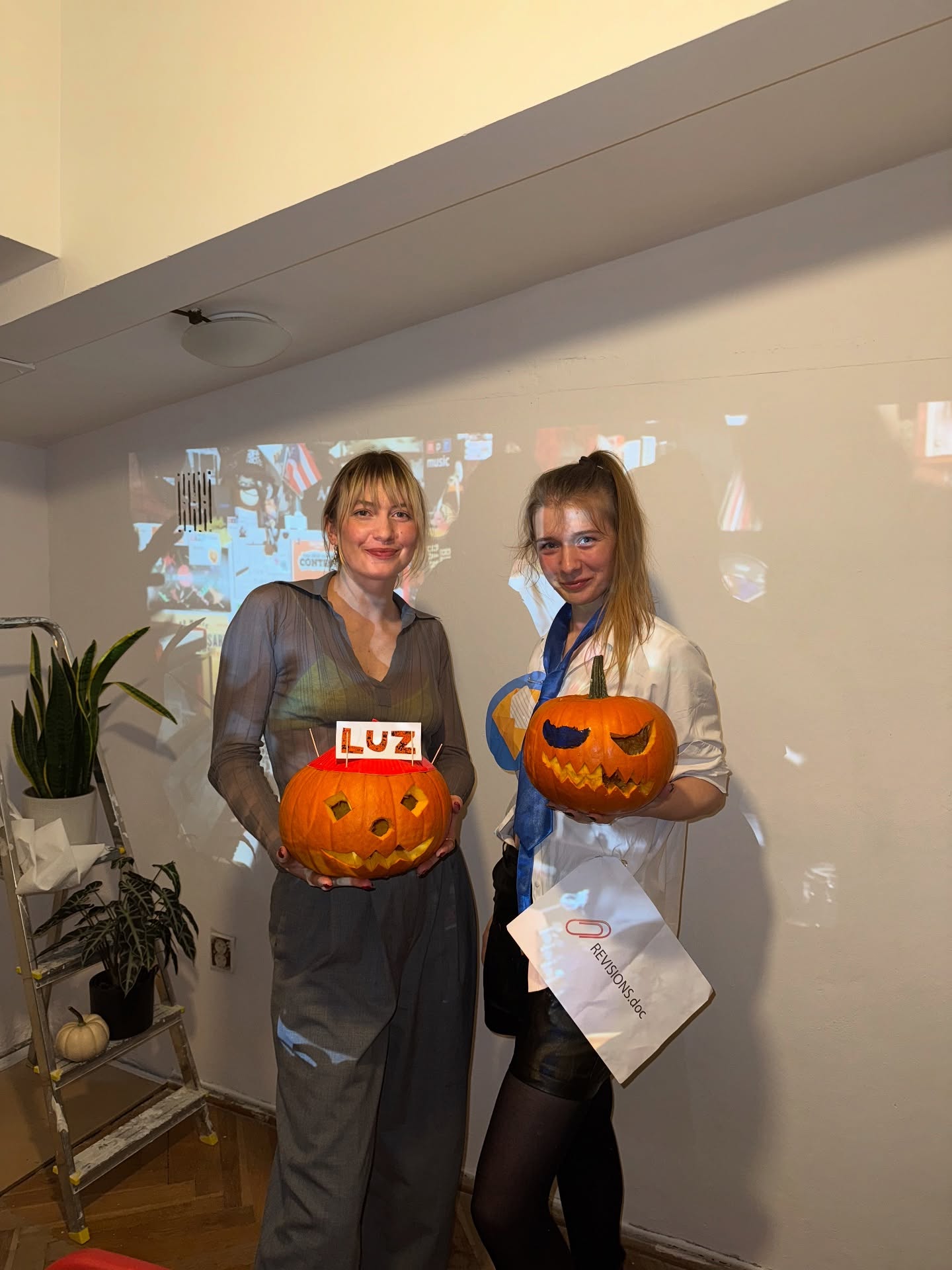 halloween i otwarcie naszej pracowni 👩🎨🥳
w maju powiedziałyśmy sobie, że zaczniemy robić warsztaty kreatywne; wymyśliłyśmy co chcemy robić, zaplanowałyśmy pierwsze warsztaty na lipiec i na chwilę się rozmarzyłyśmy, że wspaniale byłoby kiedyś mieć pracownię. minęło 5 miesięcy od tego dnia i 3 miesiące od naszych pierwszych warsztatów… I MAMY PRACOWNIĘ ❤️🔥😎🤠
🎃 wczoraj pierwszy raz otworzyliśmy drzwi i zaprosiliśmy do spotkania i tworzenia z dyniami.
nie mogłyśmy przestać się uśmiechać — atmosfera była wspaniała, upiekłyśmy ciasta, zaparzyłyśmy kawę i częstowałyśmy herbatę zimową.
mówiliście, że czuliście się jak w domu — to dla nas największy komplement.
dziękujemy wszystkim, którzy nas odwiedzili 🫶
cieszymy się nieprawdopodobnie i szykujemy pracownię na kolejne wydarzenia 👀
do zo!