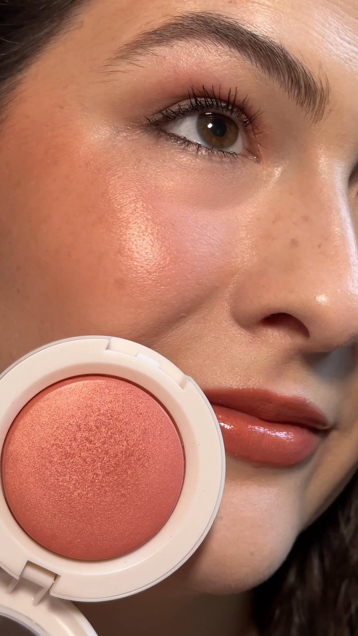 The @catrice.us Soft Glam Baked Blush has the most GORGEOUS golden reflective pigments, making it perfect for spicy fall makeup looks! I’m obsessed with the way it applies and wears and it definitely stands up to its more expensive counterparts. Thanks @catrice.cosmetics and @fromthelobby!
#makeup #ugc #ugccreator #ugcbeauty
#catricecosmetics #catricepartner