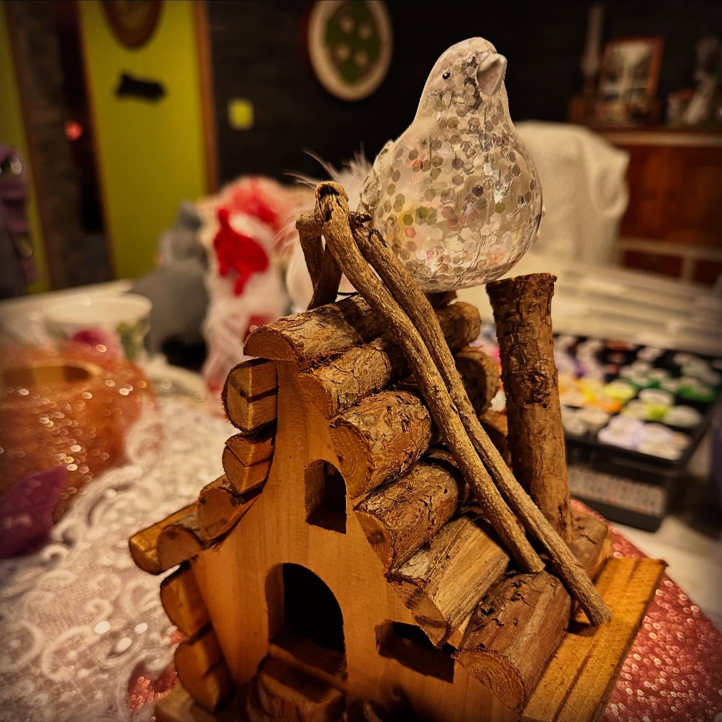 Ça s’annonce bien pour le tapis narratif autour des contes merveilleux.
Dame hiver sera la première à l’honneur mais plutôt que de ne pouvoir raconter q’une histoire pourquoi pas tous les contes merveilleux dans ma besace.
Chaumière, oiseaux, puits, pont de givre…
#couture #conteuse #tapisnarratifs #tapisahistoires #raconter #raconterdeshistoires #coudreetbroder #damehiver #grimm #contesdegrimm