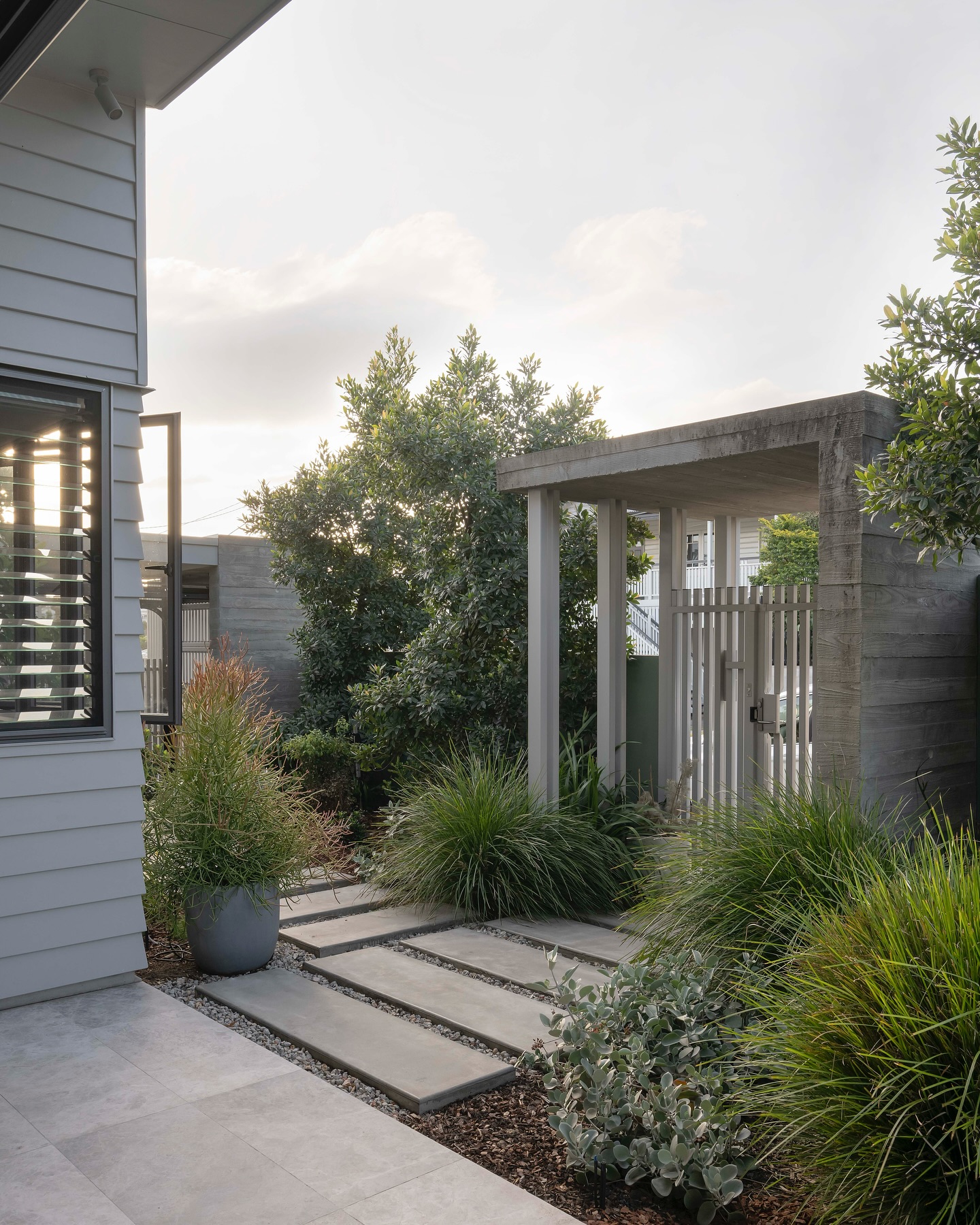 Delays in photographing a project sometimes works in our favour 🌿 Some green shots of our project in Milton, completed back in 2023.
🔨 @aligned_building
📐 @ingineered
📷 @alannajaynemctiernan
🏫 @hickeyoatley
#brisbanearchitecture #brisbanearchitect #landscaping #queenslandhomes #australianarchitecture #interiordesign