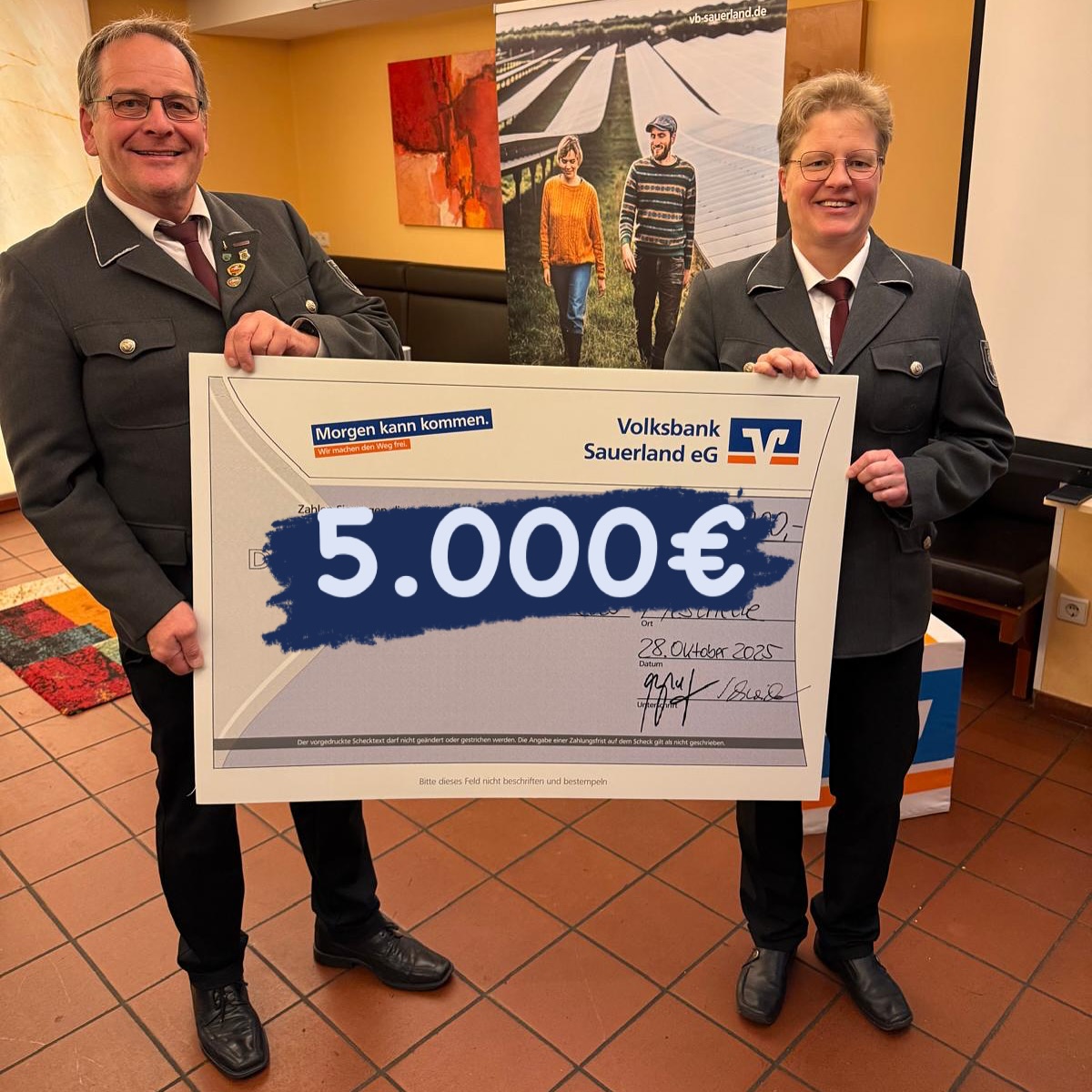 5.000€ Spende für unsere Vereinskasse!!!🤩
Der Antrag auf die Förderung einer geplanten PV Anlage wurde genehmigt 💪
Gestern Abend durften Michel & Angela den Gewinn entgegen nehmen 🥳
Danke an die @vb.sauerland, die dieses Geld im Rahmen der „Zukunftsoffensive 2025“ Vereinen zur Verfügung stellt. 🙌
#volksbanksauerland #vereine #engagement #zukunftsgestalter