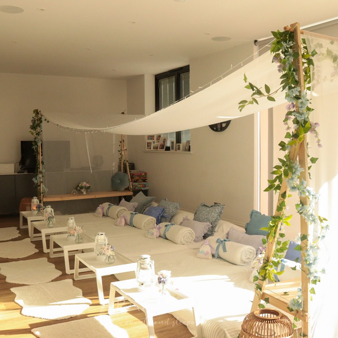 A beautiful Blue Garden set up for a sleepover under a canopy.
🩵🩵 🩵
.
.
.
#sleepovers #sleepoverparty #teepeeparty #sleepoverideas #kidspartyideas #eventplanner #kidssleepover #surreymummy #surreyeventplanner #sleepovertents #sleepoverpartytents #teepeehire #sleepoverpartyhire #sleepoverteepee #sleepoversurrey #