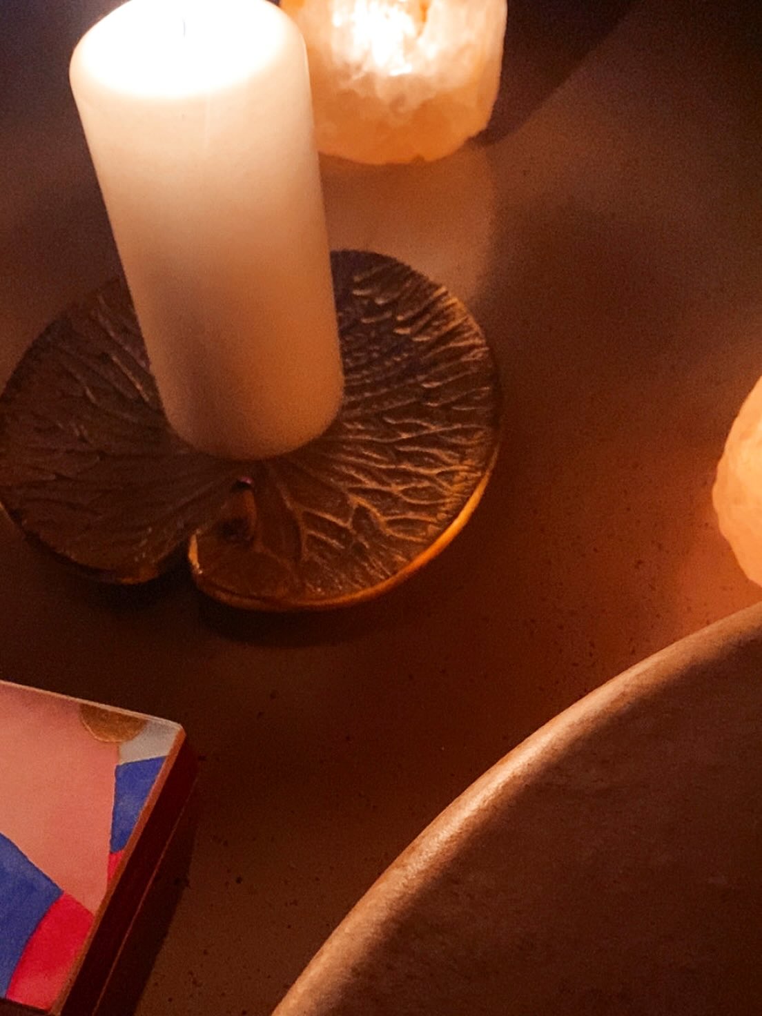 • CES PAUSES •
Ces pauses dans lesquelles tu te déposes.
Ce calme.
La lumière de ces bougies.
L’odeur de l’encens.
Ces chants.
Ces respirations.
Ce ralentissement.
Cet essentiel.