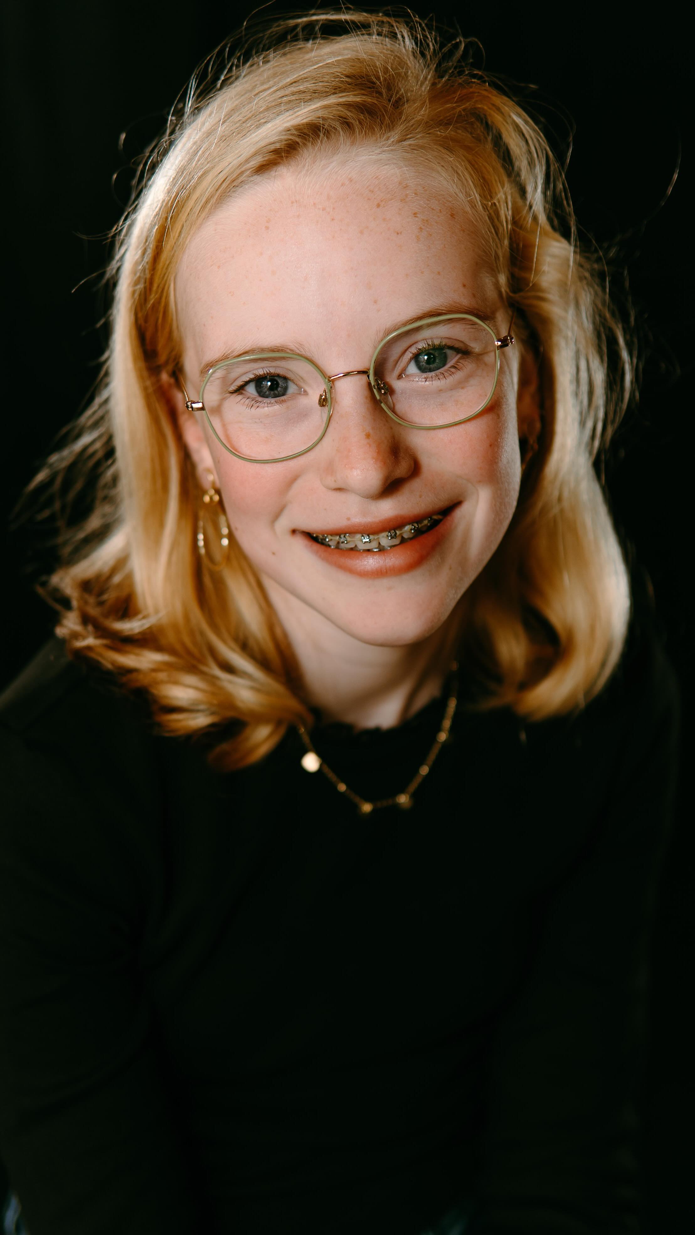 𝘞𝘢𝘢𝘳𝘰𝘮 𝘦𝘦𝘯 𝘬𝘪𝘯𝘥𝘦𝘳𝘱𝘰𝘳𝘵𝘳𝘦𝘵 𝘣𝘪𝘫 𝘮𝘪𝘫?
Dankzij mijn ervaring in de 𝐤𝐢𝐧𝐝𝐞𝐫𝐨𝐩𝐯𝐚𝐧𝐠 voelen kinderen zich bij mij 𝐬𝐧𝐞𝐥 𝐨𝐩 𝐡𝐮𝐧 𝐠𝐞𝐦𝐚𝐤. Dat betekent blije ogen, boevige koppies en spontane kinderportretten, zonder gehaast of geforceerd gedoe. Ik 𝐧𝐞𝐞𝐦 𝐝𝐞 𝐭𝐢𝐣𝐝 𝐝𝐢𝐞 𝐧𝐨𝐝𝐢𝐠 𝐢𝐬 om iedereen volledig te laten ontspannen.
Een ontspannen sessie in mijn studio
Mijn portretten ontstaan in mijn 𝐤𝐧𝐮𝐬𝐬𝐞 𝐤𝐚𝐧𝐭𝐨𝐨𝐫, een plek waar kinderen (en ouders!) zich welkom voelen. Ik werk met 𝐧𝐚𝐭𝐮𝐮𝐫𝐥𝐢𝐣𝐤 𝐥𝐢𝐜𝐡𝐭, 𝐯𝐮𝐥 𝐚𝐚𝐧 𝐦𝐞𝐭 𝐟𝐥𝐢𝐭𝐬𝐞𝐫𝐬 voor magische details, en heb oog voor persoonlijkheid. Zo ontstaat een portret dat iets vertelt en blijft, puur, eerlijk en 𝐯𝐨𝐥 𝐤𝐚𝐫𝐚𝐤𝐭𝐞𝐫.
Echte herinneringen om te koesteren
Of je nu een 𝐤𝐢𝐧𝐝𝐞𝐫𝐩𝐨𝐫𝐭𝐫𝐞𝐭 wilt voor thuis, een speciale gelegenheid, of gewoon om dit moment in het leven vast te leggen: bij mij krijg je 𝐞𝐜𝐡𝐭𝐞 𝐡𝐞𝐫𝐢𝐧𝐧𝐞𝐫𝐢𝐧𝐠𝐞𝐧 die je koestert. Elk portret is authentiek, tijdloos en met aandacht voor wie jouw kind écht is.
Stuur mij vrijblijvend de mogelijkheden door