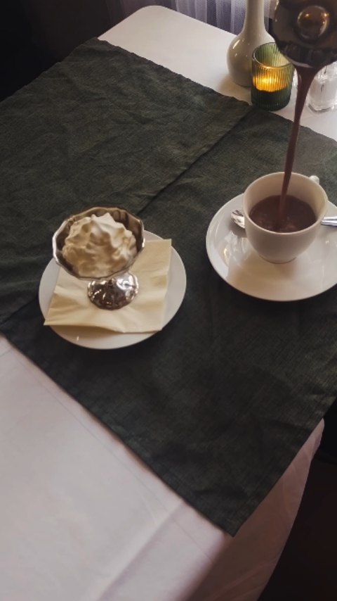 #chocolatchaud Heiße Schokolade, Schlafsahne - was will man mehr? ☕
Ein Stück Kuchen vielleicht? 🍰
/Mara
#rostockktv #rostockrestaurant #rostock #frenchrestaurant #veganrestaurant #veganfood #frenchfood #weinbar