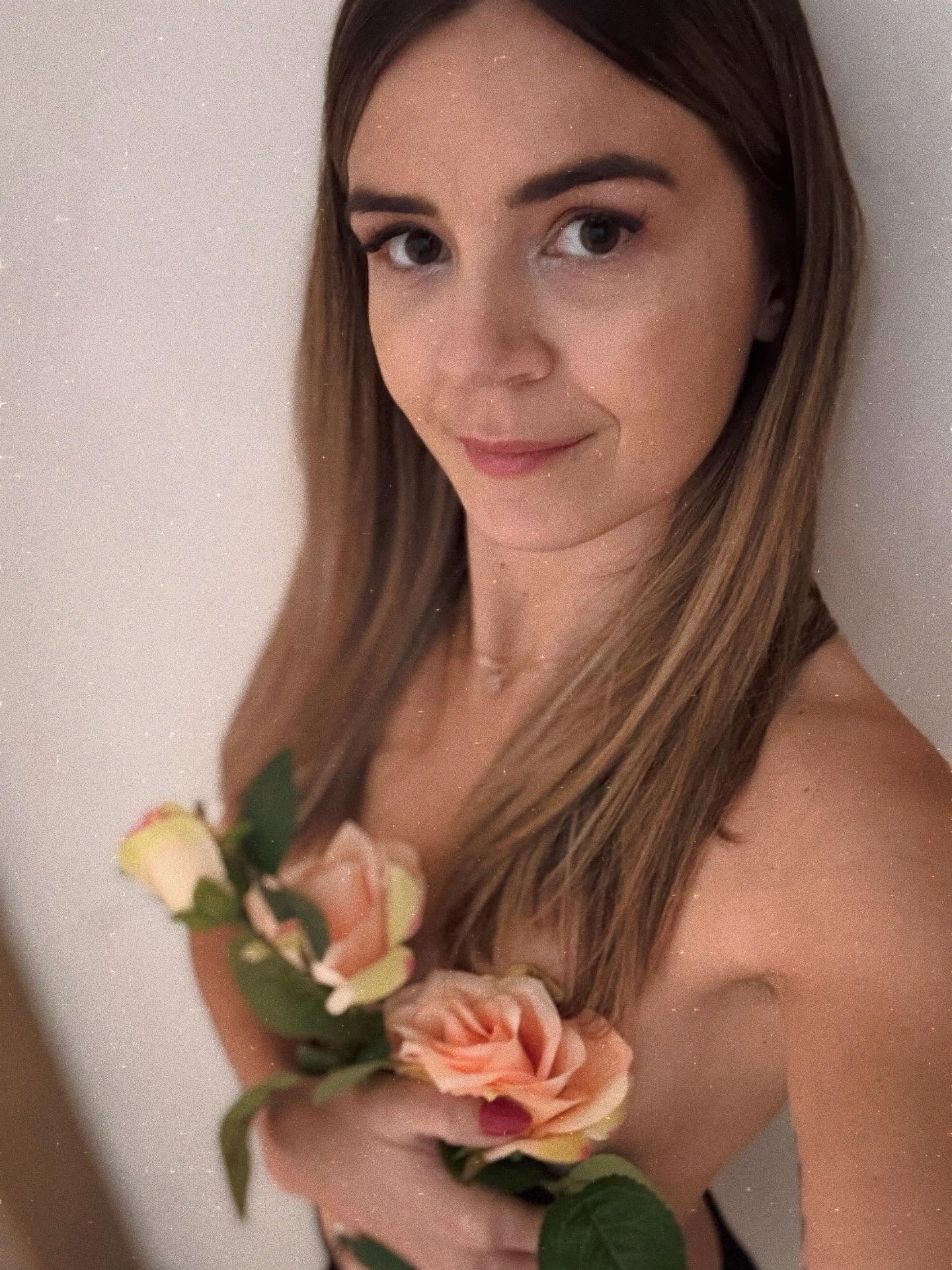 Une femme est puissante quand elle se connaît et assume complètement qui elle est, comme elle est.
Elle n’a plus peur de déranger, plus peur de se faire rejeter, plus peur d’être jugée et critiquée, plus peur de dire NON, plus peur d’être VU et de se montrer pleinement, plus peur de SE CHOISIR.
Elle n’a pas besoin de prouver sa valeur, ni d’être validée par l’extérieur.
Elle sait par amour pour elle, exprimer ses besoins, ses limites et se faire respecter.
Elle EST tout simplement, authentique et accepte de montrer sa féminité, sa puissance, sa magie, sa force, son courage, sa sensualité, sa lumière, ses émotions et sa vulnérabilité tout en honorant et unifiant son féminin sacré avec son masculin sacré 💗🔥🙏
Derrière la thérapeute il y a la chamane, la magicienne, la guérisseuse, la médium, l’accompagnante, la passeuse d’âme, la guerrière lumineuse, l’énergéticienne, la maman, l’amie, la conjointe et tant d’autres choses encore… mais surtout une FEMME UNIQUE ET SINGULIÈRE 🌹✨
Chaque femme possède de nombreuses facettes, à nous d’oser libérer et dépasser nos peurs et nos blocages, d’écouter notre vérité, nos désirs et notre guidance intérieure afin d’apprendre à nous aimer totalement dans nos dualités, nos blessures, nos failles, nos forces, nos limites, nos potentiels et nos contradictions.
Nous sentir libre entièrement dans nos vies, nos choix, notre tête, notre corps et nous sublimer un peu plus chaque jour 😘
#féminité #amourdesoi #memoirescellulaires #memoiresuterines #liberation #amour #energetique #energeticienne #chamanisme #sensualité #desir #femme #maman #puissanceféminine #puissance #choix #authentique #authenticité #femininsacre #respectdesoi