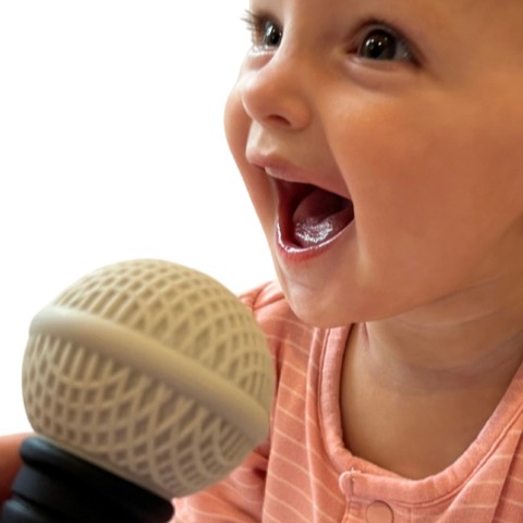 one microphone teether = one million smiles 💛
#microphoneteether #bpafree #musicaltoy #teether #babygift #babyshower #babyregistry #rattletoy #shop #singingbaby #thesingingmom