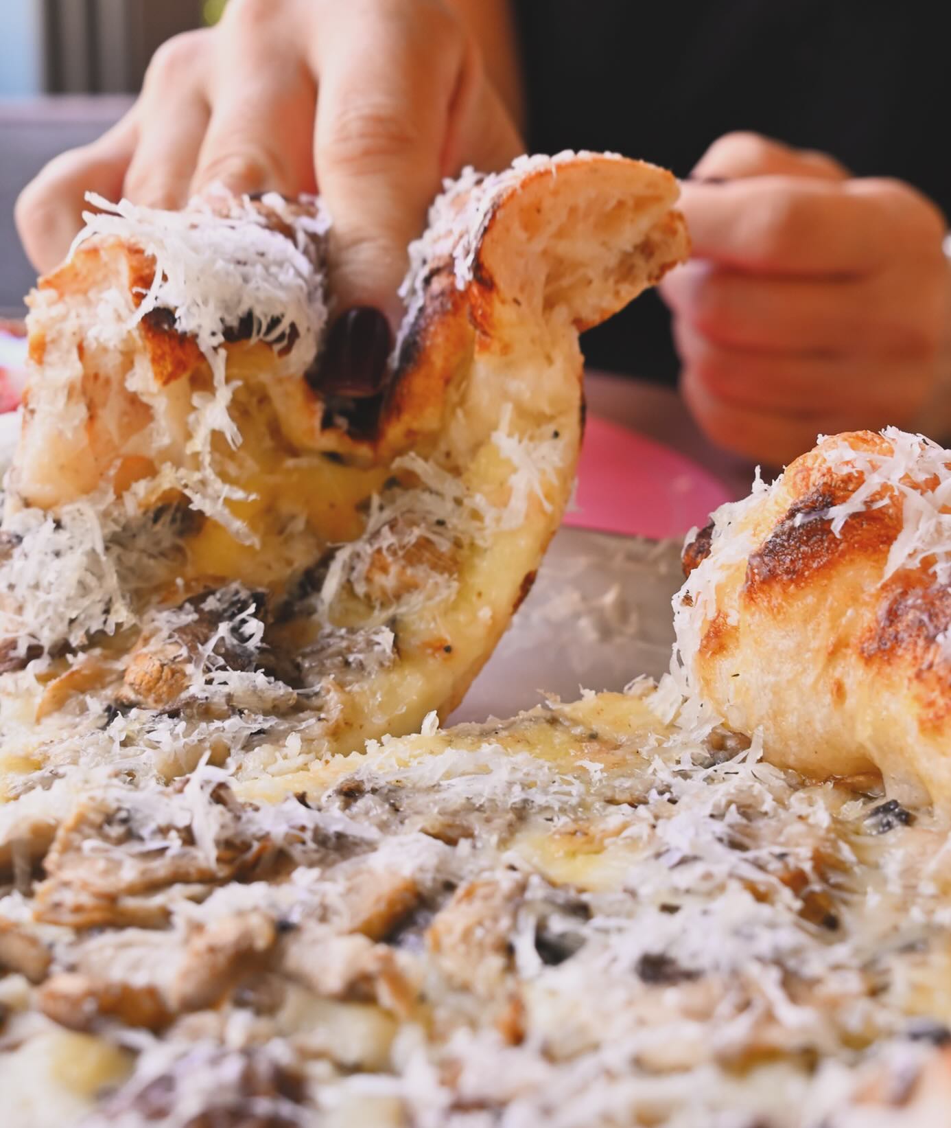 Take it easy keep it cheesy
•
•
•
#cheese #pizza #pizzatime #italianpizza #etienpizzabar #foodie #psychiko #voula