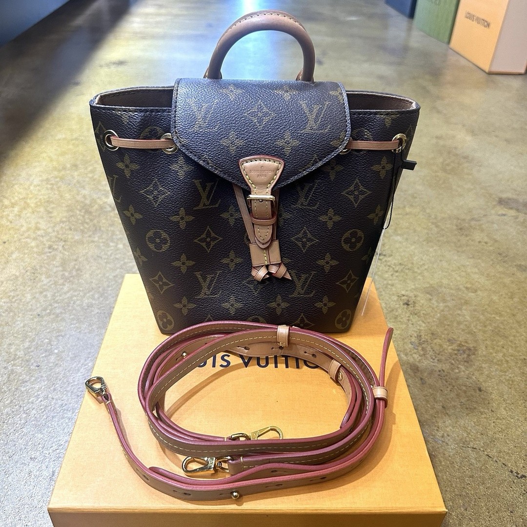 Only $1699! A Louis Vuitton Montsouris NM Backpack in classic Monogram Canvas. Features adjustable leather straps, gold-plated hardware, and a magnetic closure. Perfect for chic, everyday elegance! 🎒✨ #LouisVuitton #LuxuryStyle #FashionEssentials #DesignerBag #LouisVuittonMontsouris
https://ebay.us/m/sGlyVW
